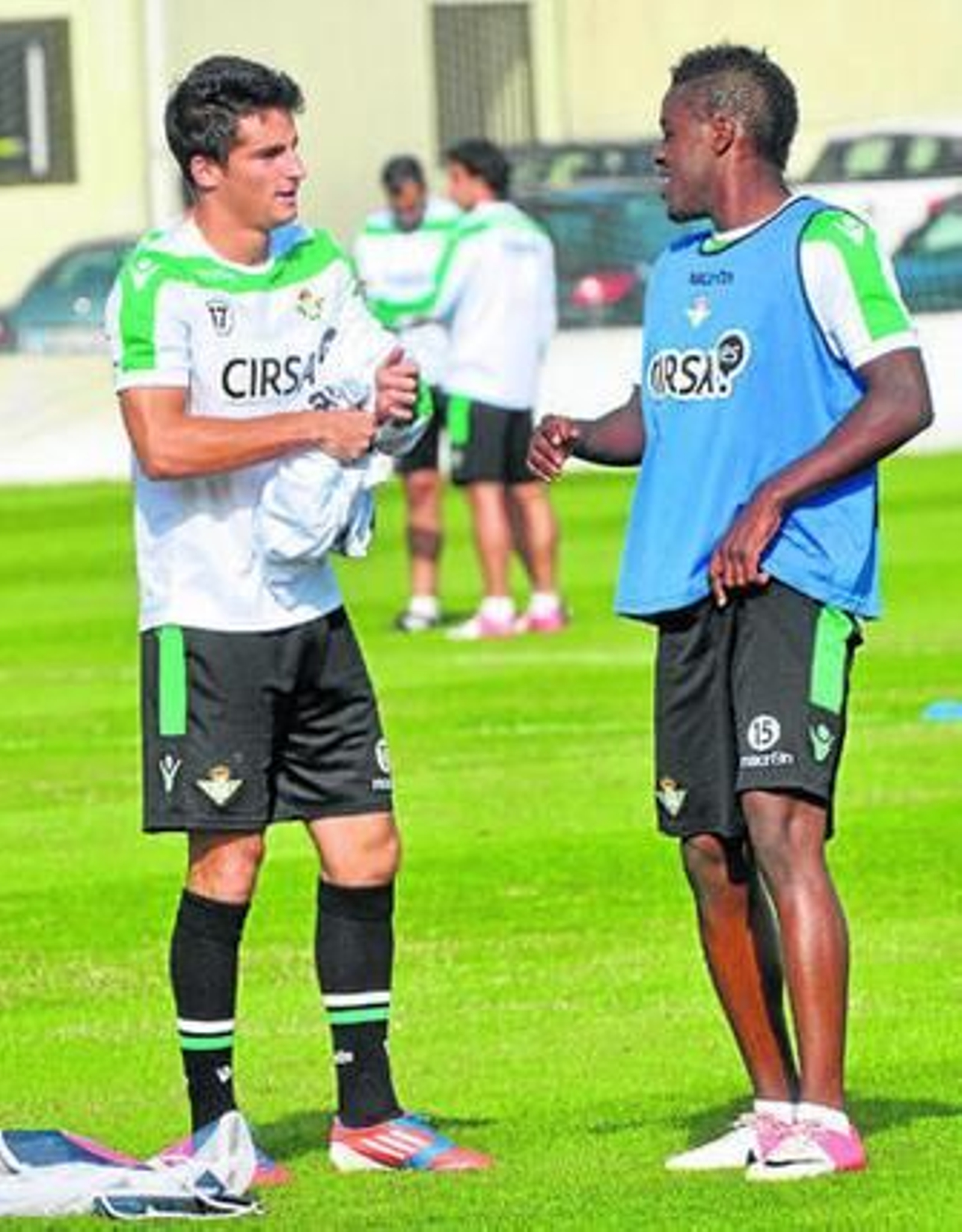 Juan Carlos y Joel Campbell dialogan en un entrenamiento.