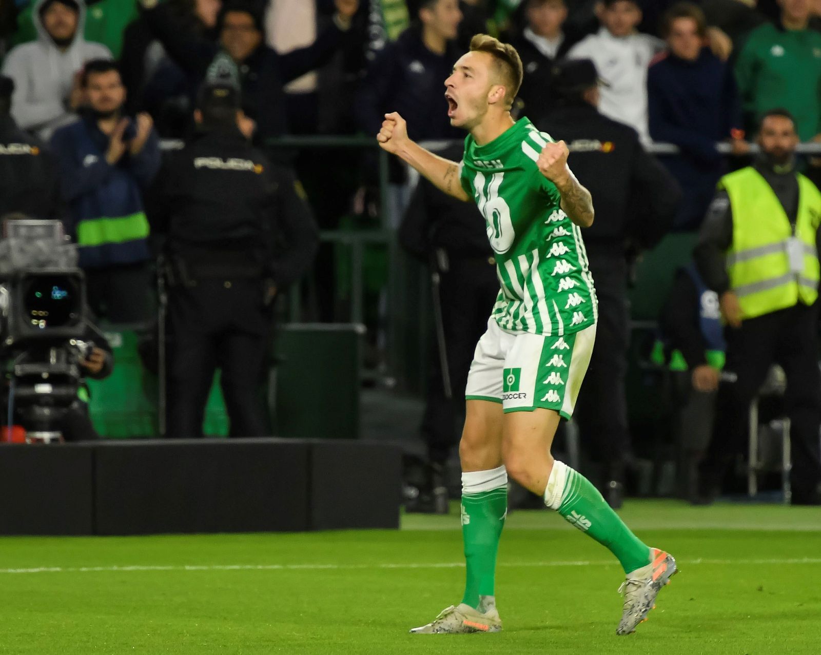 Loren celebra su gol en el último derbi.