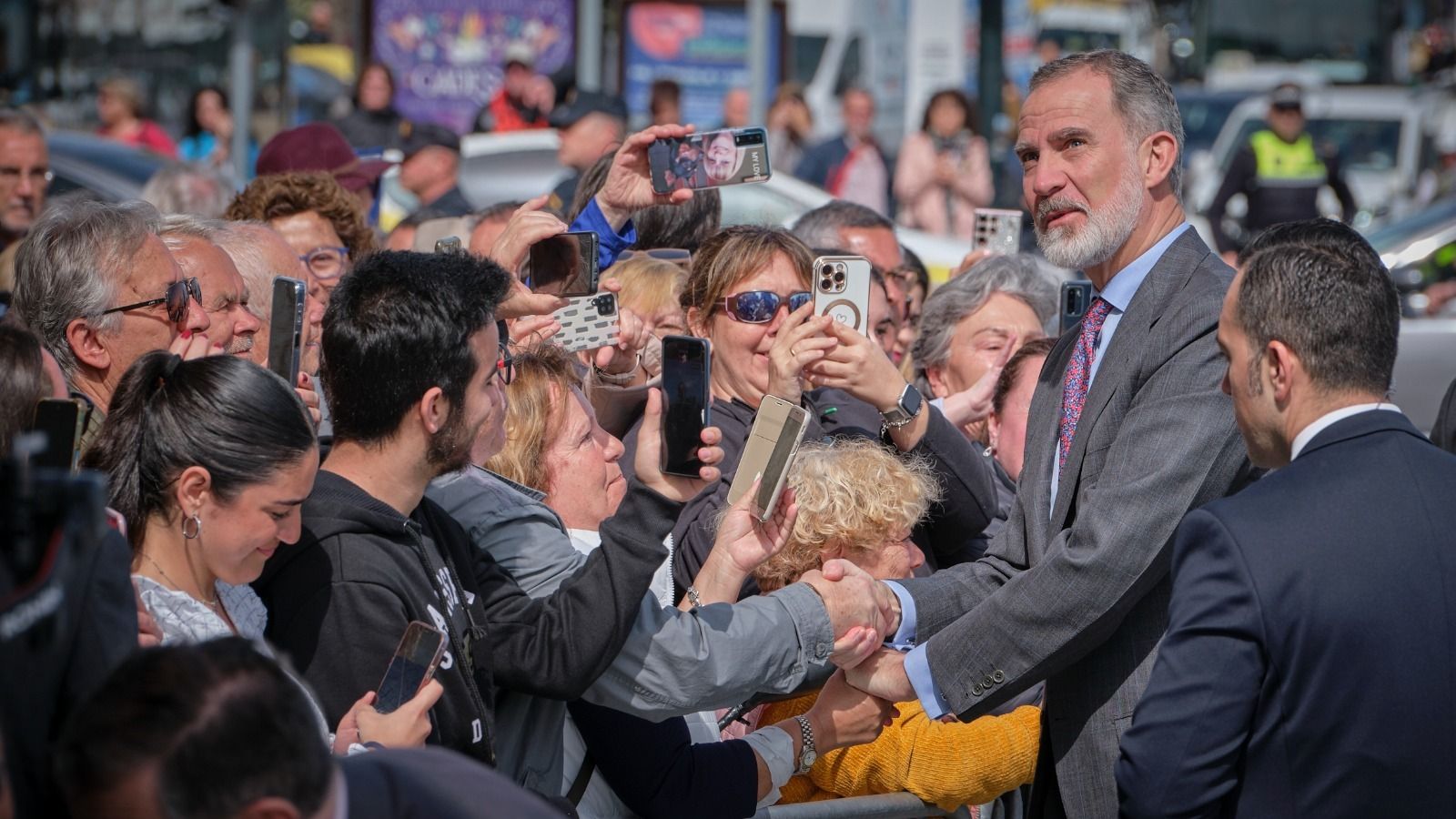 El rey Felipe VI saluda al público que lo esperaba en las afueras del Palacio de Congresos de Cádiz.