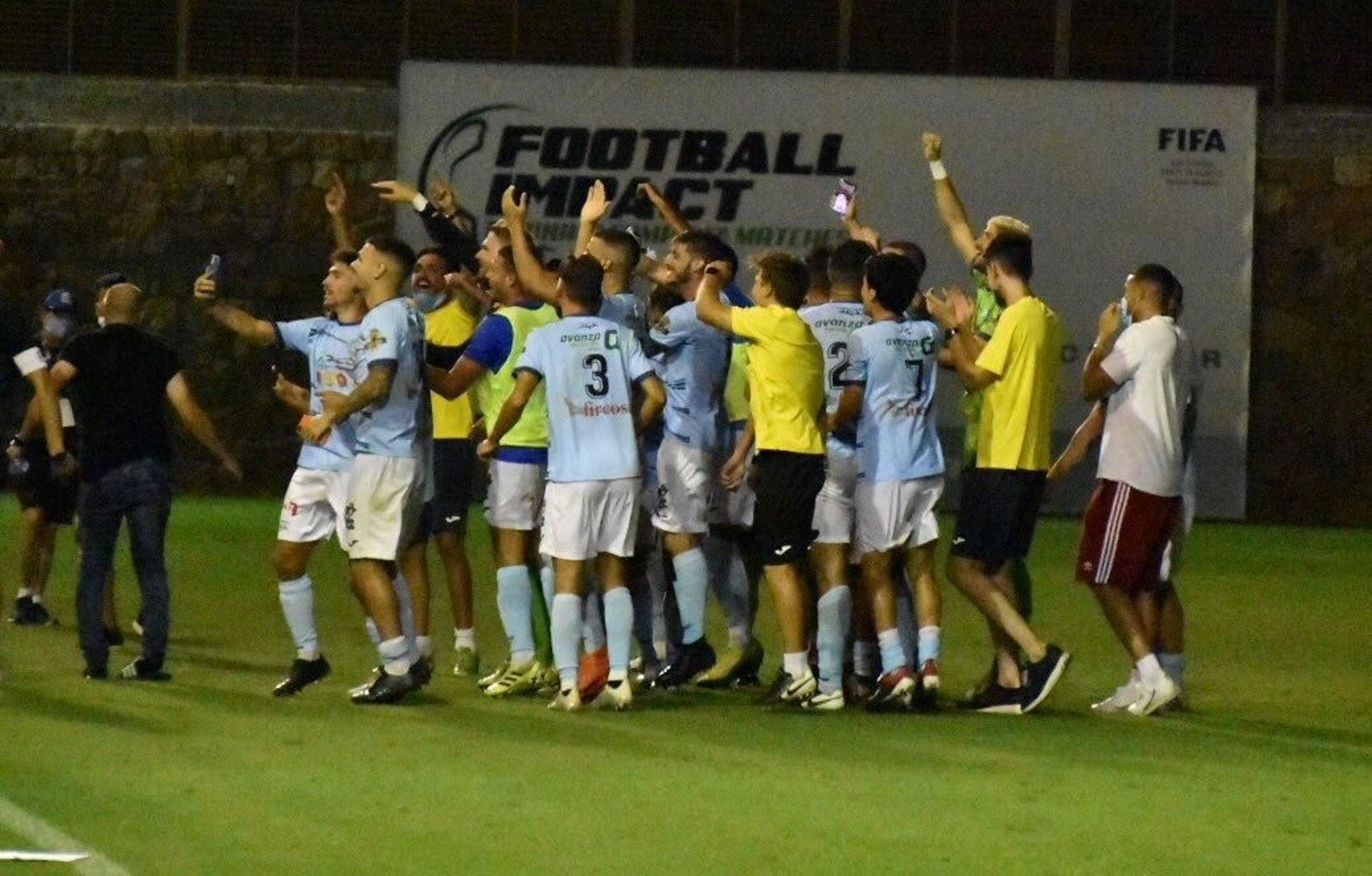 Los jugadores de El Ejido celebran su ascenso en Marbella.