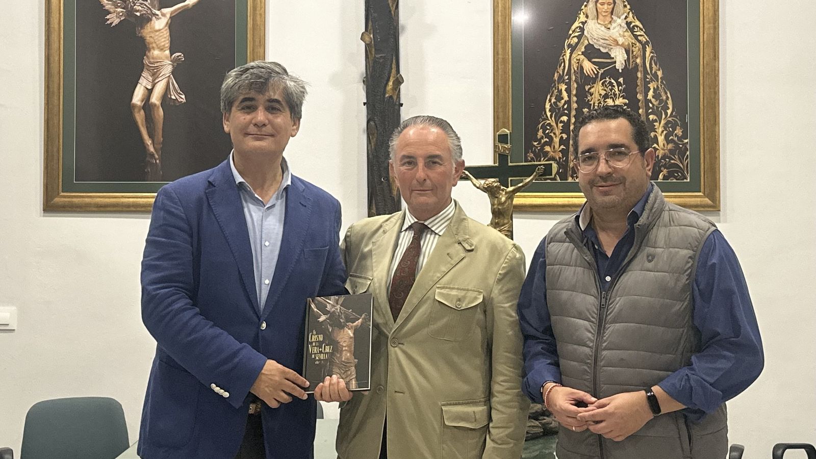 Firma entre Vera Cruz y Parasceve para la comercialización del libro