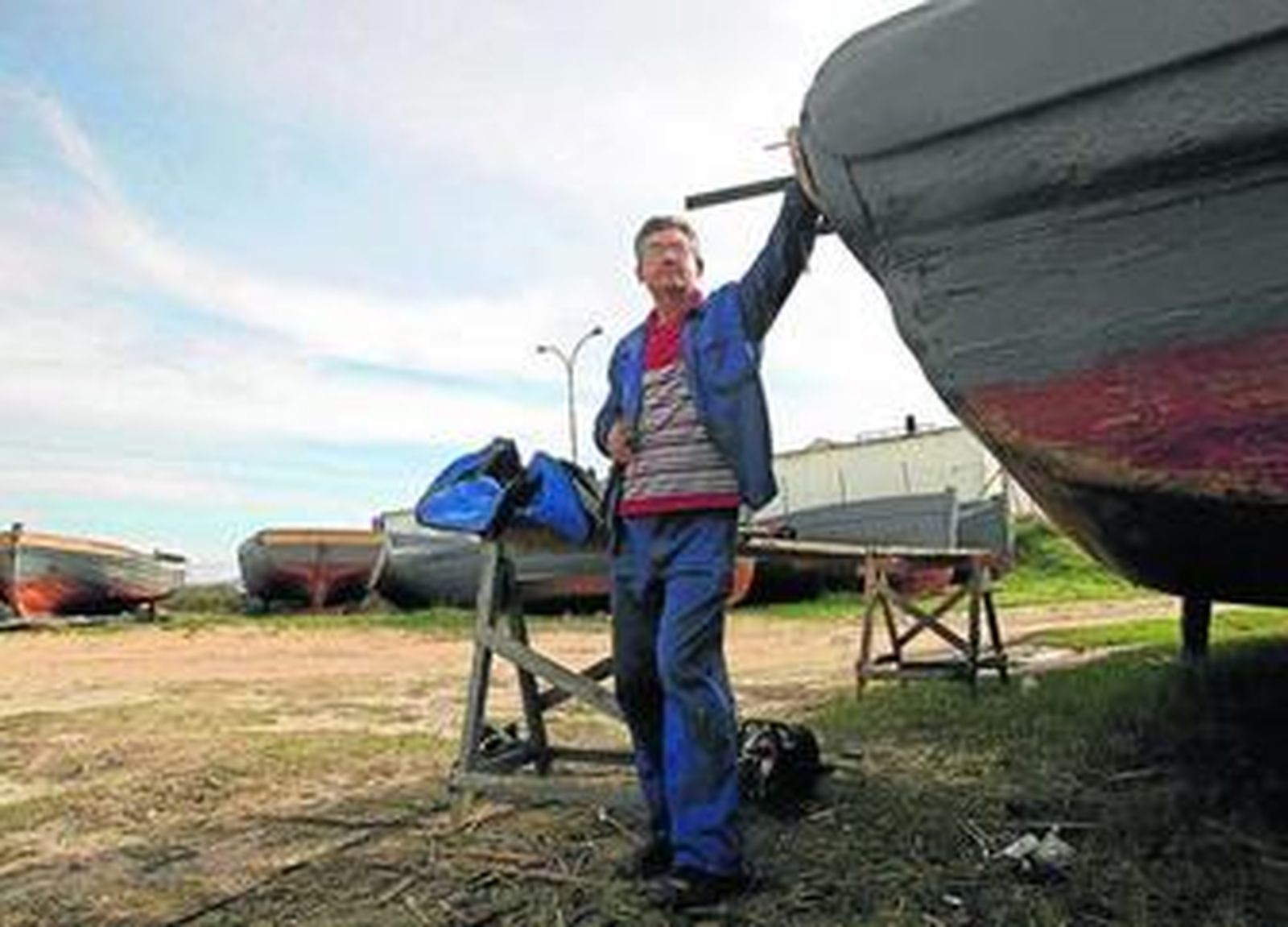 Un carpintero de la almadraba, ayer, ante uno de los barcos que arregla para que esté listo para la pesca del atún.