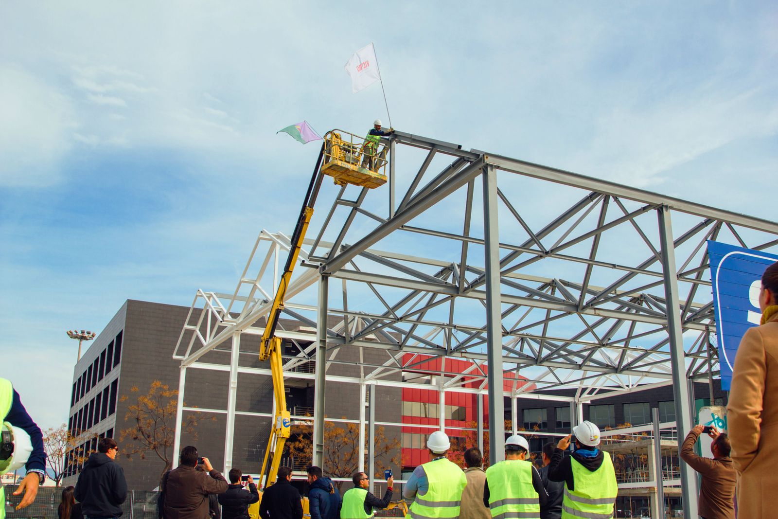 La colocación de la bandera, ayer.