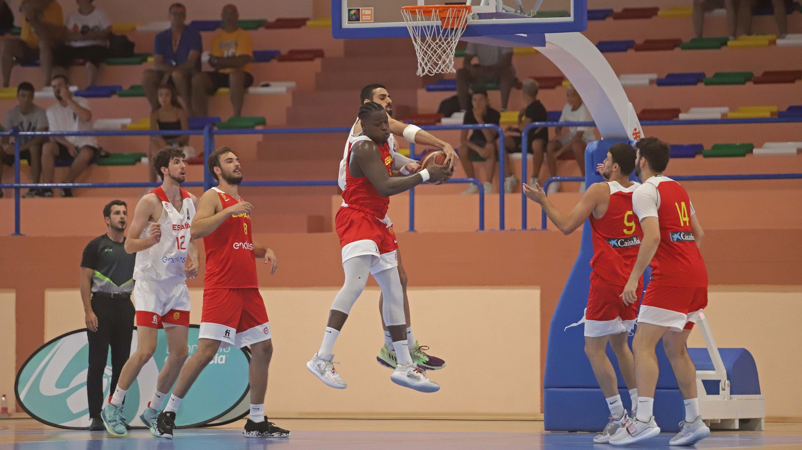 Fotos del segundo partido de baloncesto entre España sub-20 y España sub-22 en La Línea