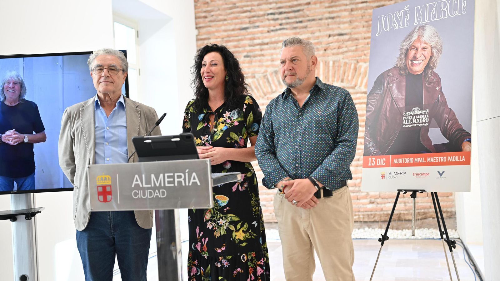 María del Mar Vázquez acompañada de Rafael Morales y Diego Cruz.