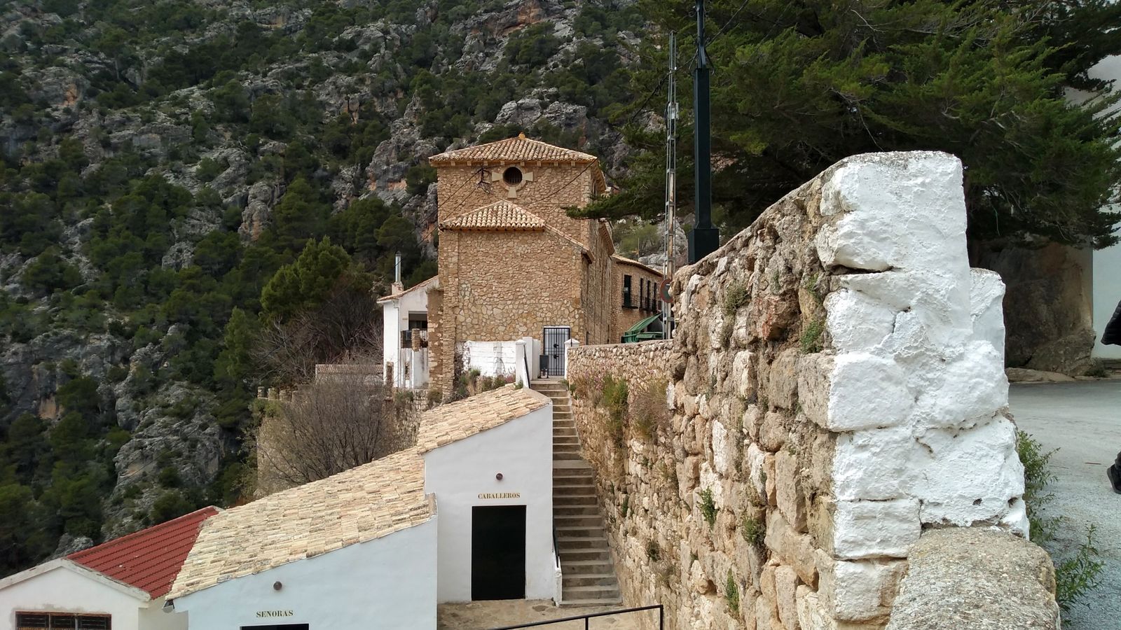 El santuario de Tíscar, entre montañas del parque natural, tiene una historia muy curiosa y leyenda propia.
