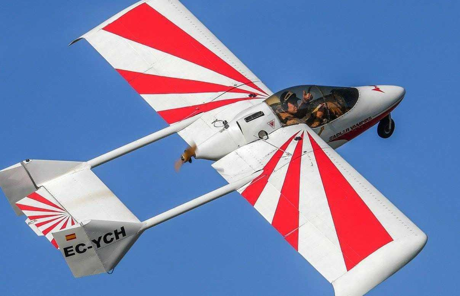 Exhibición aérea de pilotos de Jerez en Málaga