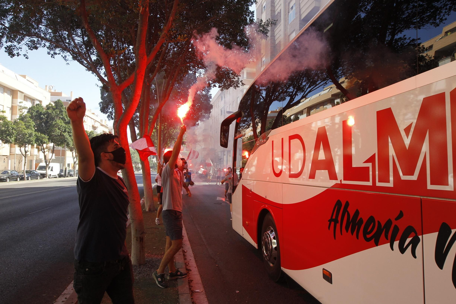 Fotogalería de la afición del Almería antes del partido ante el Girona
