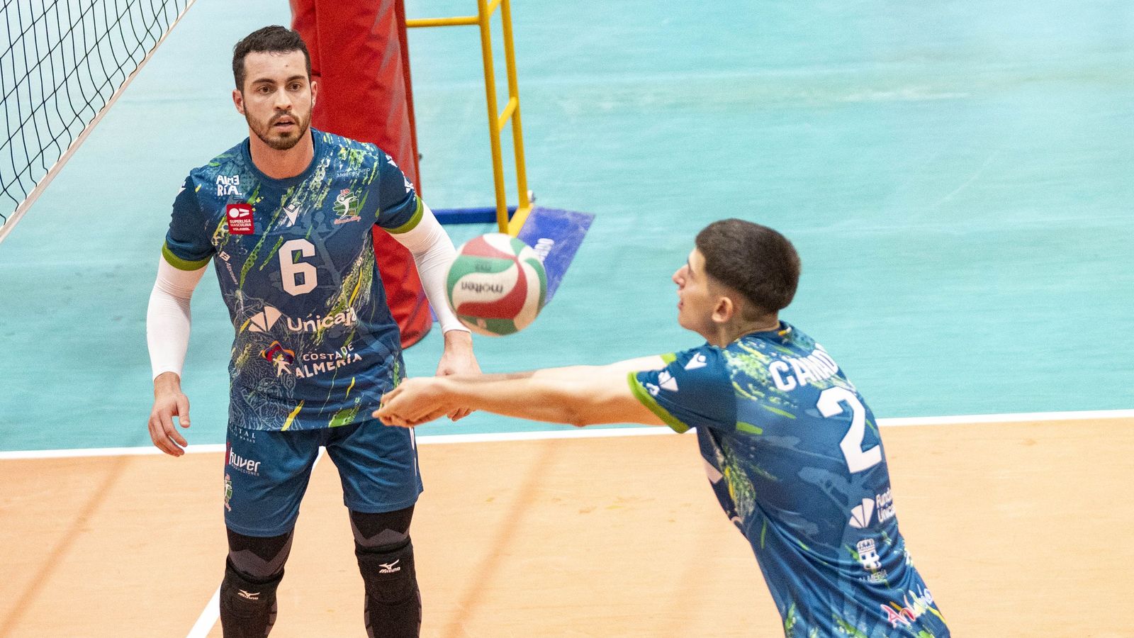 El central ahorrador recepciona una bola durante un encuentro disputado en el Moisés Ruiz.