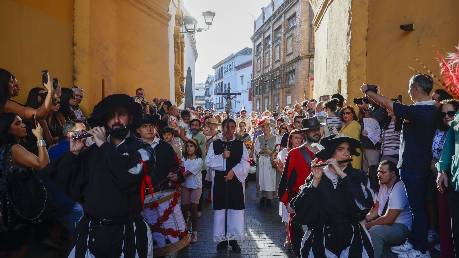 El Tercio de Olivares llena de historia las calles de Sevilla con su Desfile de la Hispanidad