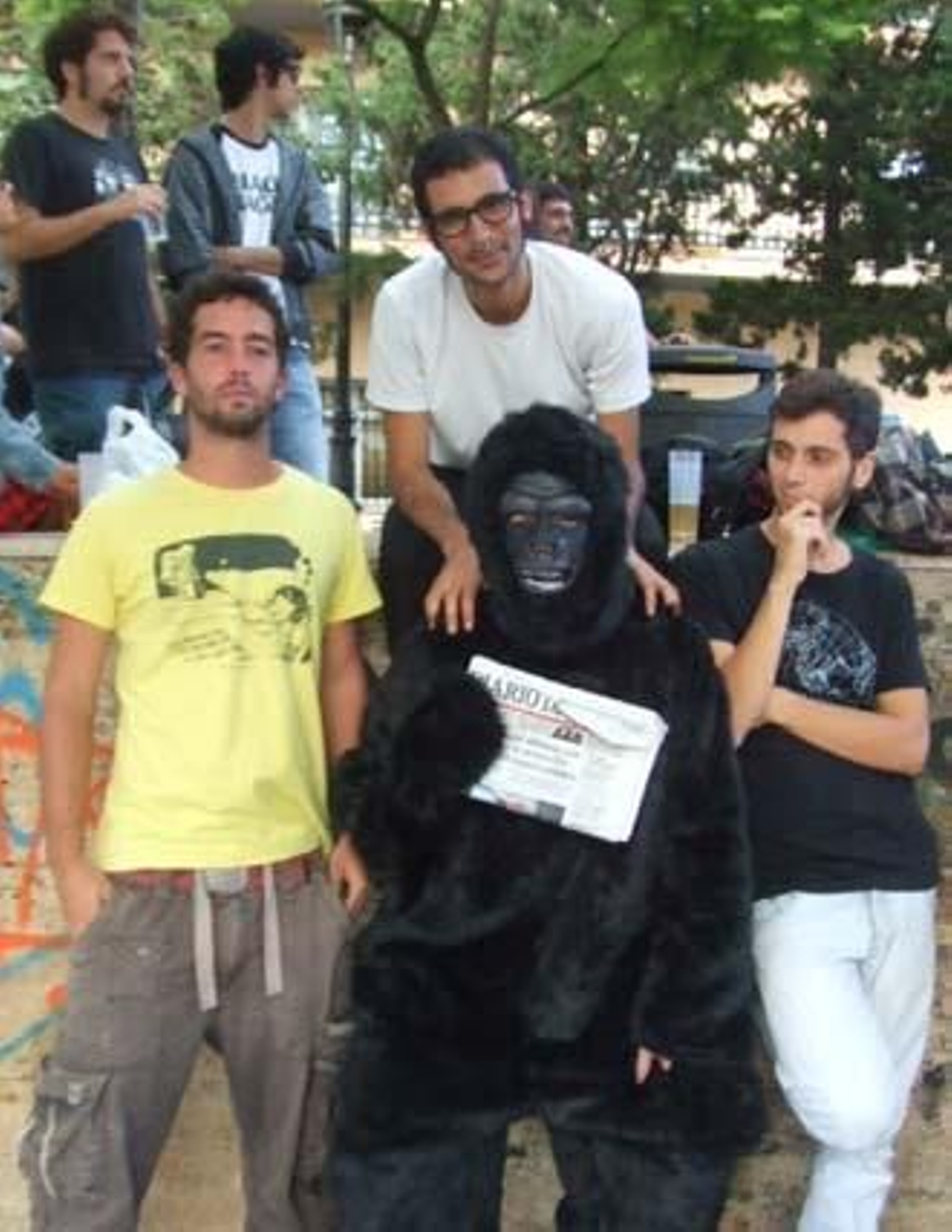 Iba para hombre, pero se quedó en mono. Eso sí, un mono muy leído, que va con su Diario a todas partes. Si te encontraste con nuestro particular monkey el sábado, búscate en esta galería. 

Foto: Senda