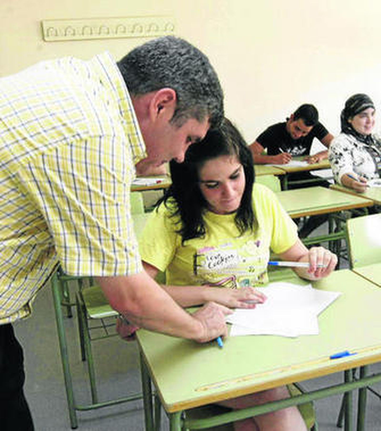 Un profesor imparte clases en un instituto.