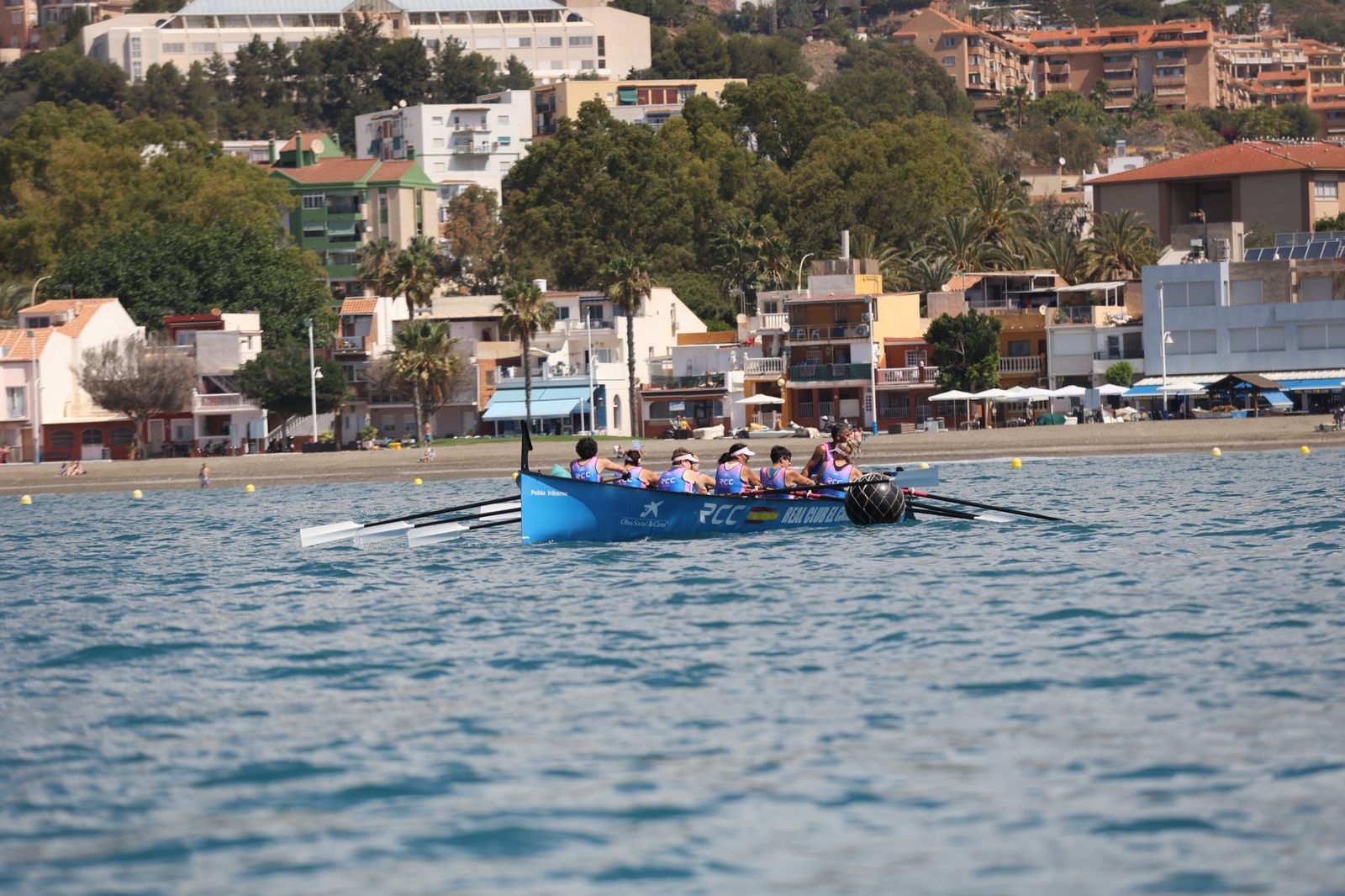Más de 100 mujeres supervivientes de cáncer participan este sábado en una Regata Nacional en Málaga