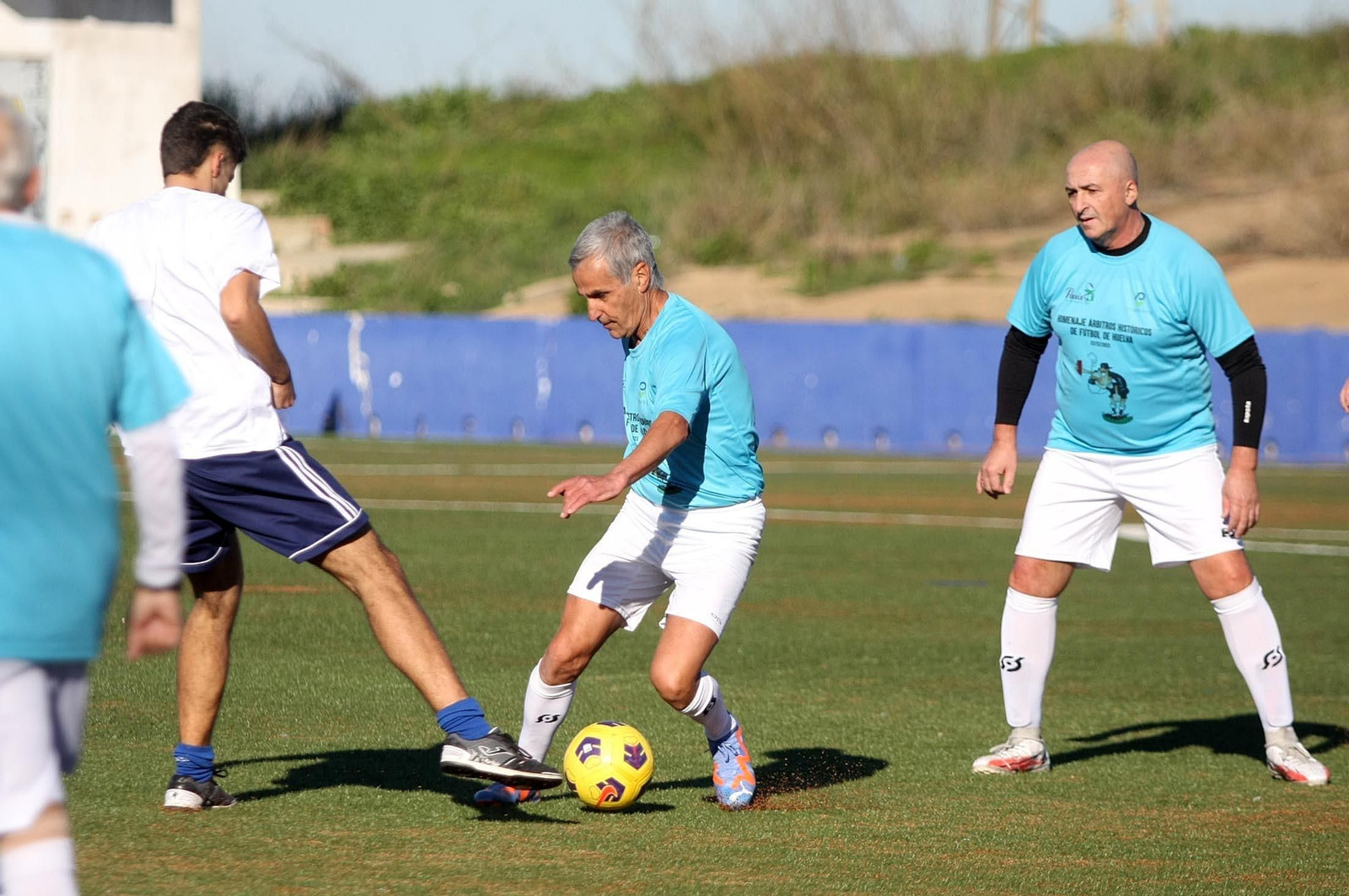 Imágenes del partido homenaje a los árbitros históricos de fútbol de Huelva