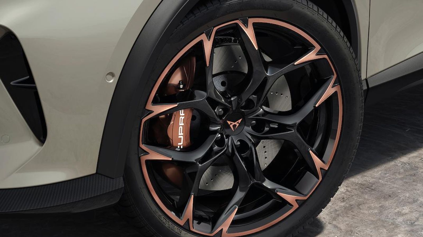 En el eje delantero, esta versión dispondrá de la mayor potencia de frenada nunca incorporada en un modelo producido por Seat.