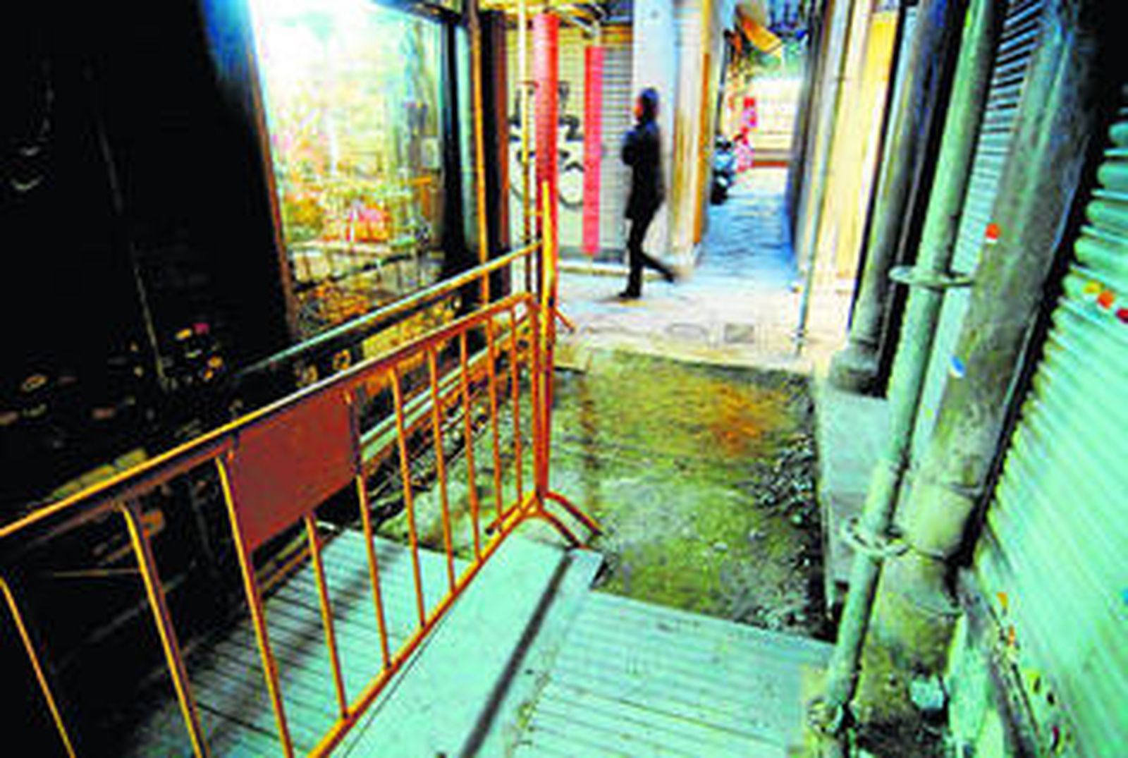 Inmuebles apuntalados en una calle del Casco Antiguo.