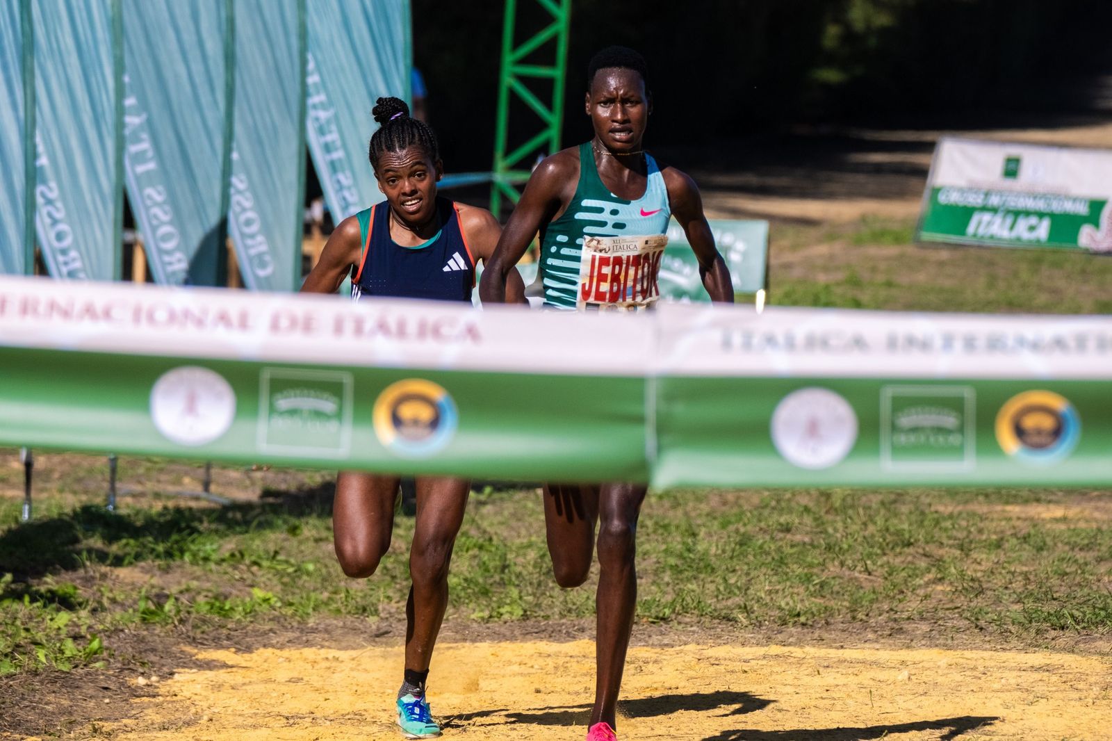 La corredora keniata Edina Jebitok, junto con la etíope Senayet Getachew.