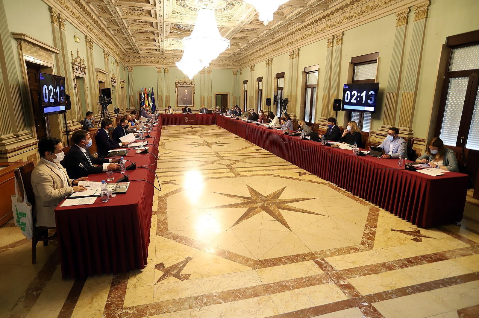 Panorámica del salón de plenos del Ayuntamiento de Huelva al inicio de la primera sesión plenaria del nuevo curso político.