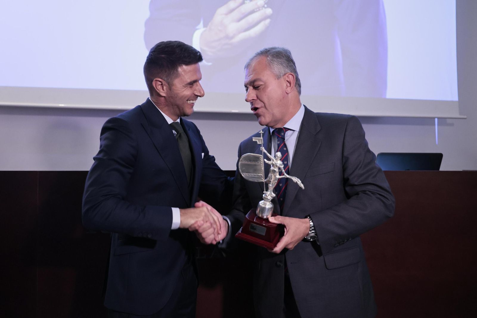 Joaquín recoge de manos del alcalde de Sevilla, José Luis Sanz, el Giraldillo como 'Embajador de Sevilla'.