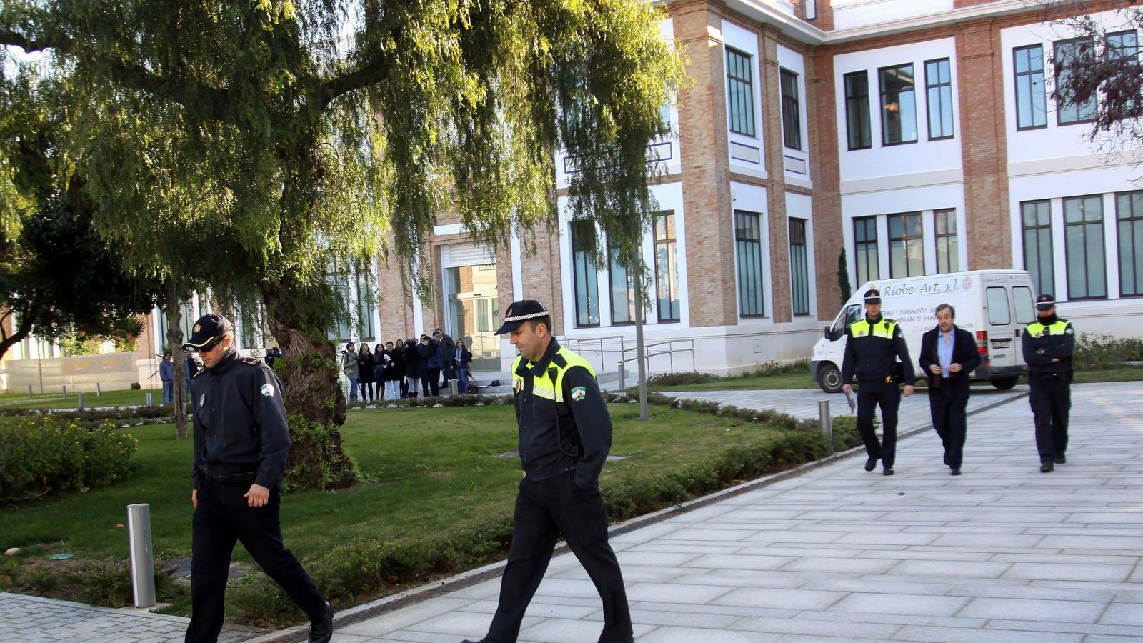 Agentes de la Policía Local tras decretar el cierre de Art Natura dos horas después de su apertura.