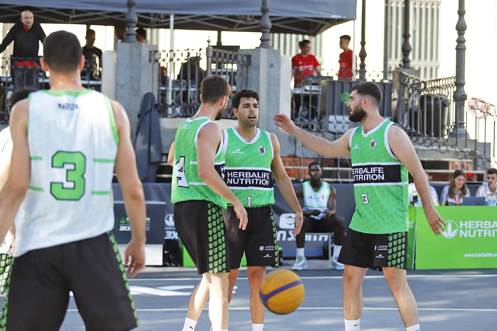 Imágenes del circuito Herbalife 3x3 de baloncesto en la Plaza de Las Monjas de Huelva