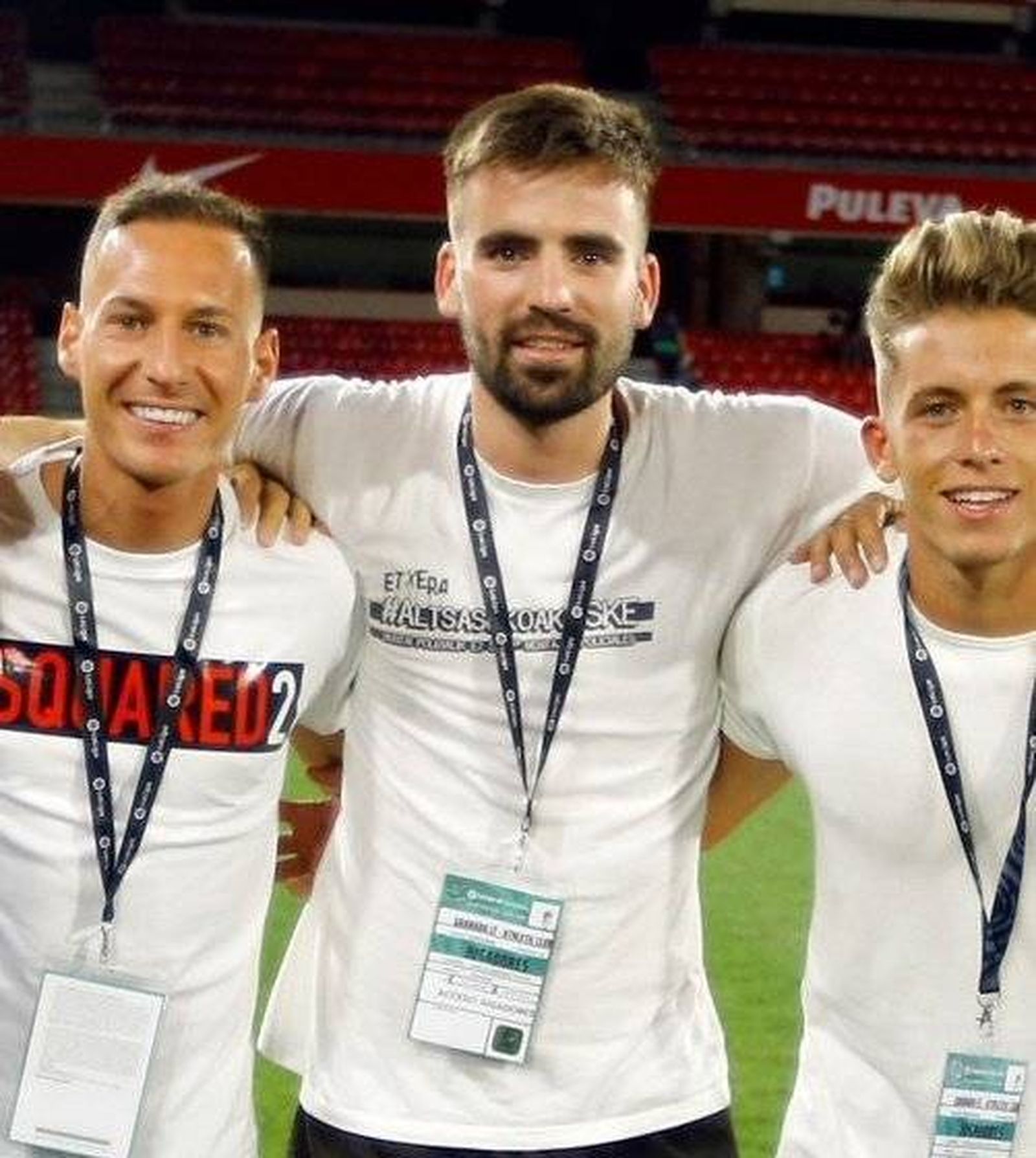 Unai Etxebarria, en el centro con la camiseta de la polémica.