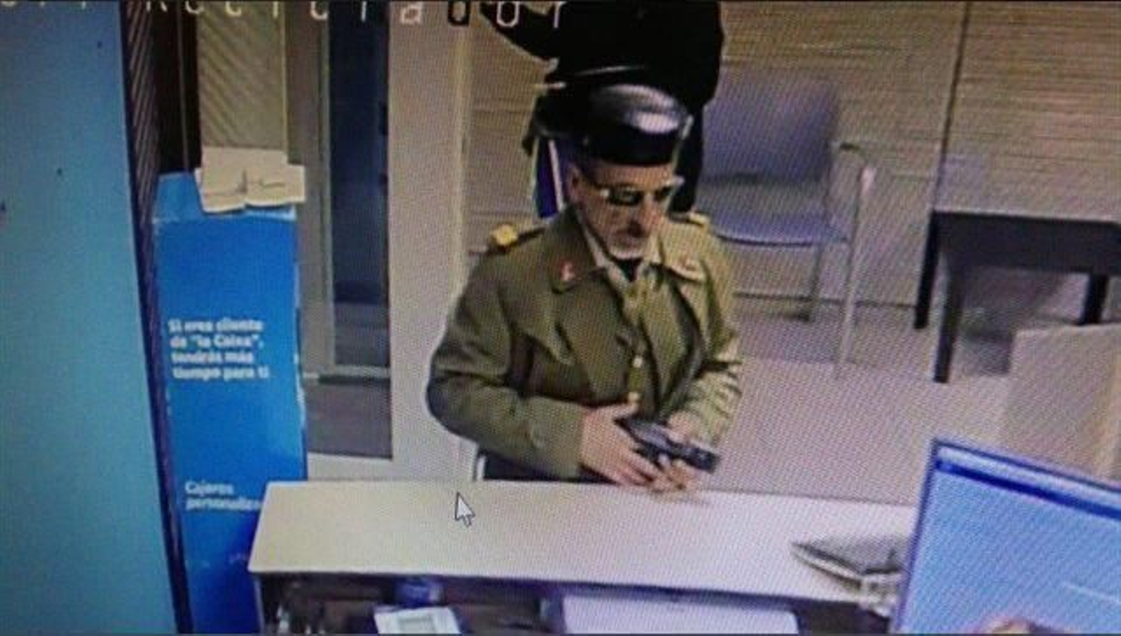 El atracador de Olivenza actuaba vestido de guardia civil. El atracador de Olivenza actuaba vestido de guardia civil.