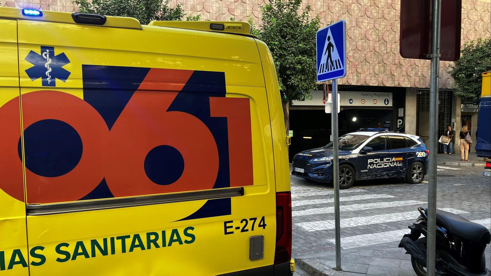 Una ambulancia del 061 y un coche de la Policía Nacional | Imagen de archivo