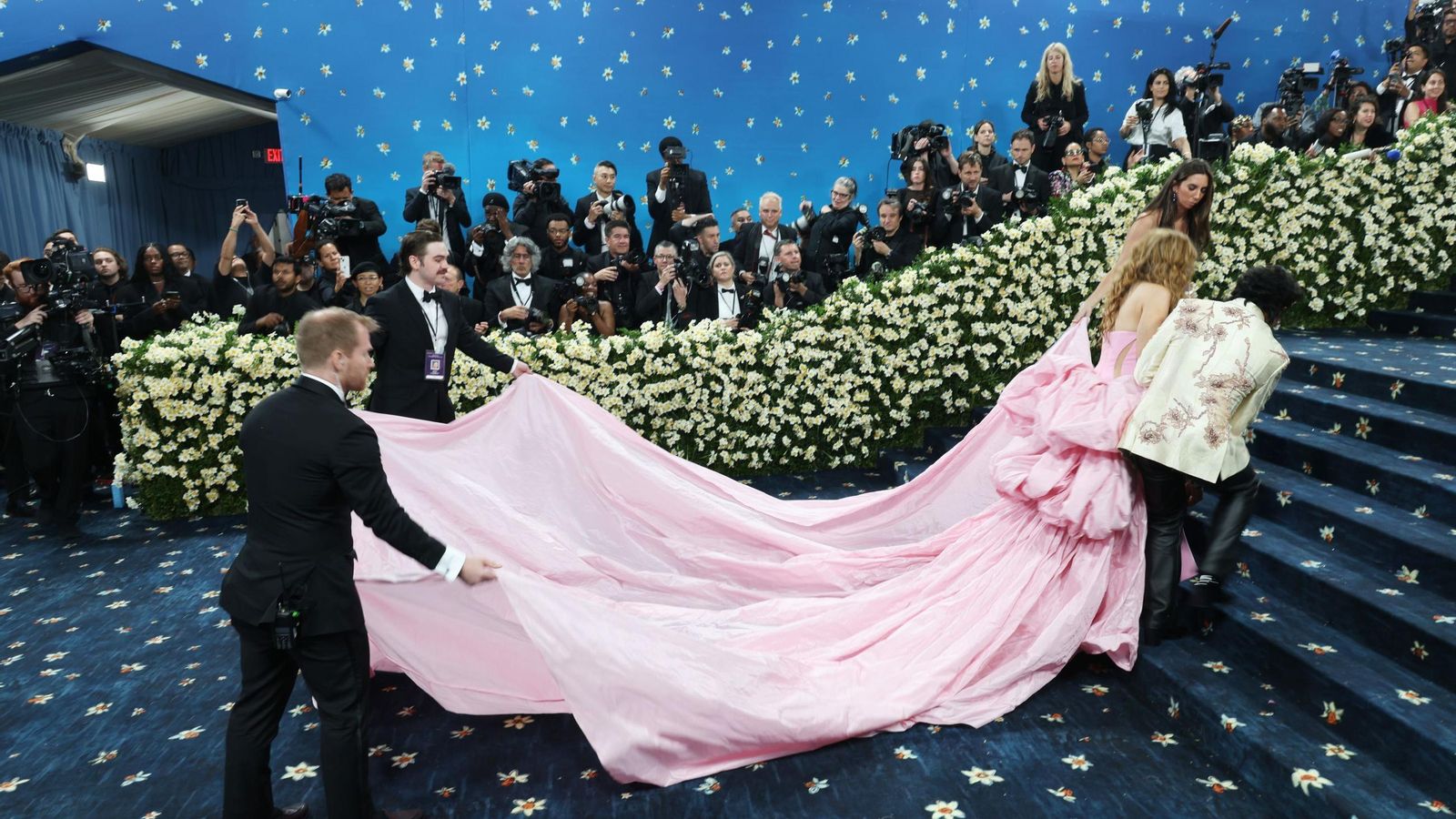 El ampuloso vestido rosa de Shakira