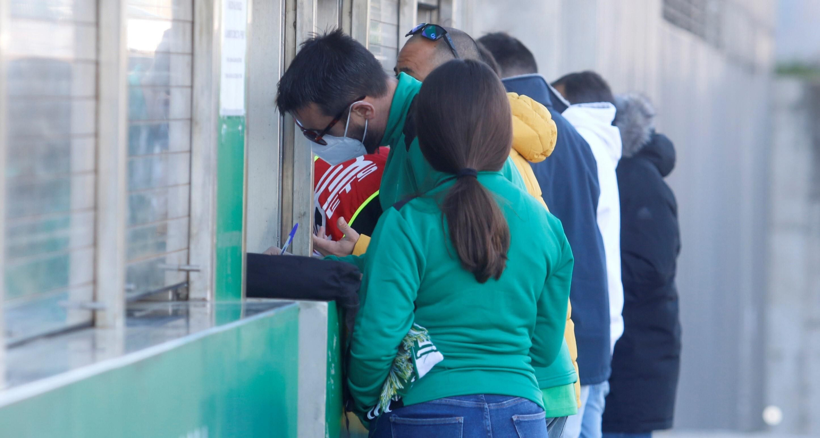 Aficionados del Córdoba CF, en las taquillas de El Arcángel.