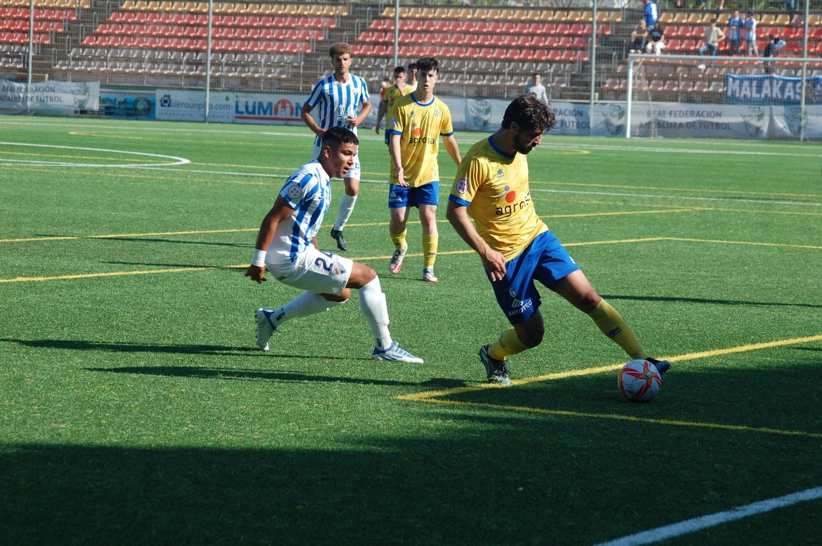 Acción del partido entre Huétor Tájar y Atlético Malagueño.