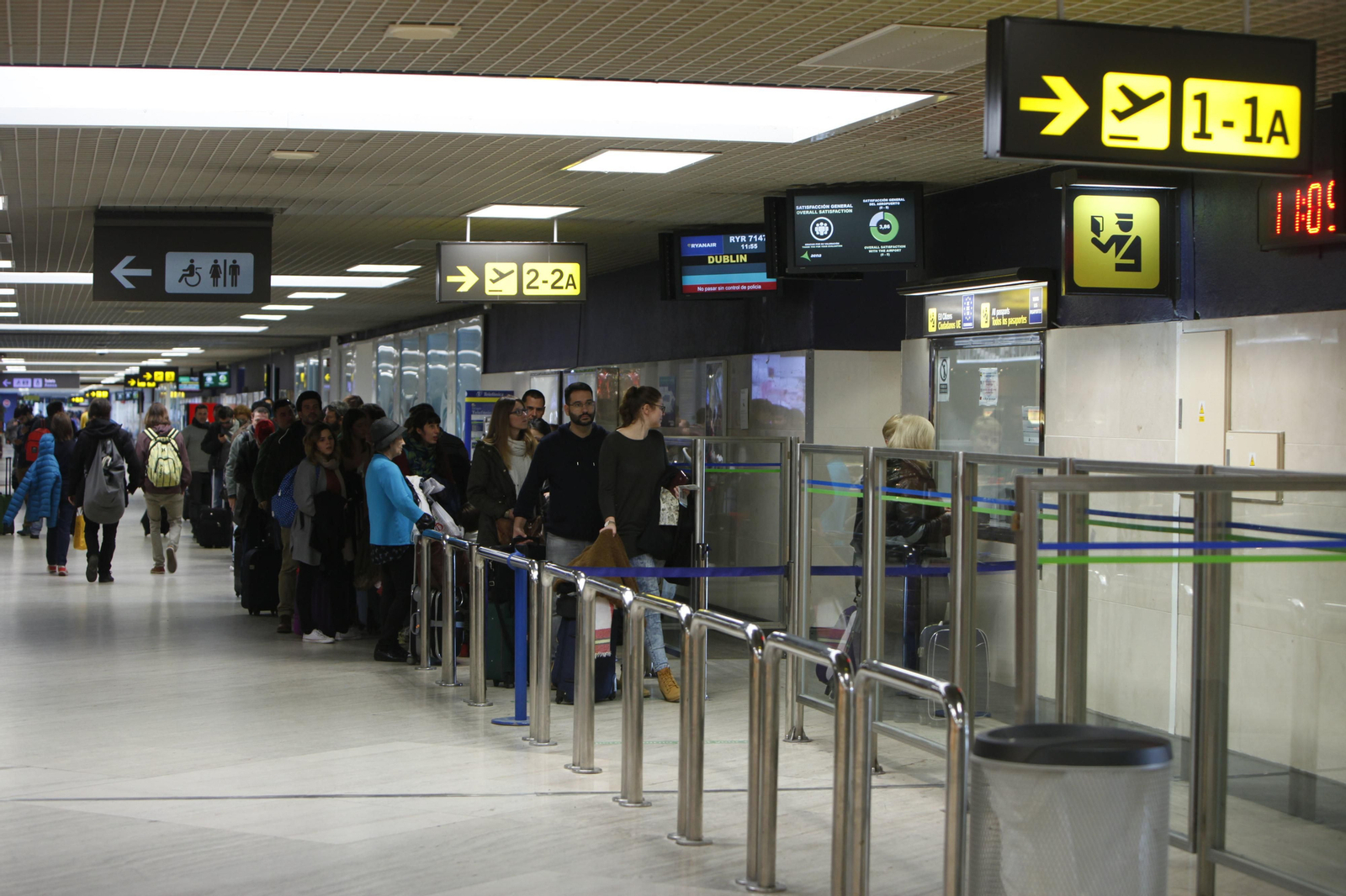 Los viajeros hacen cola en el aeropuerto sevillano.