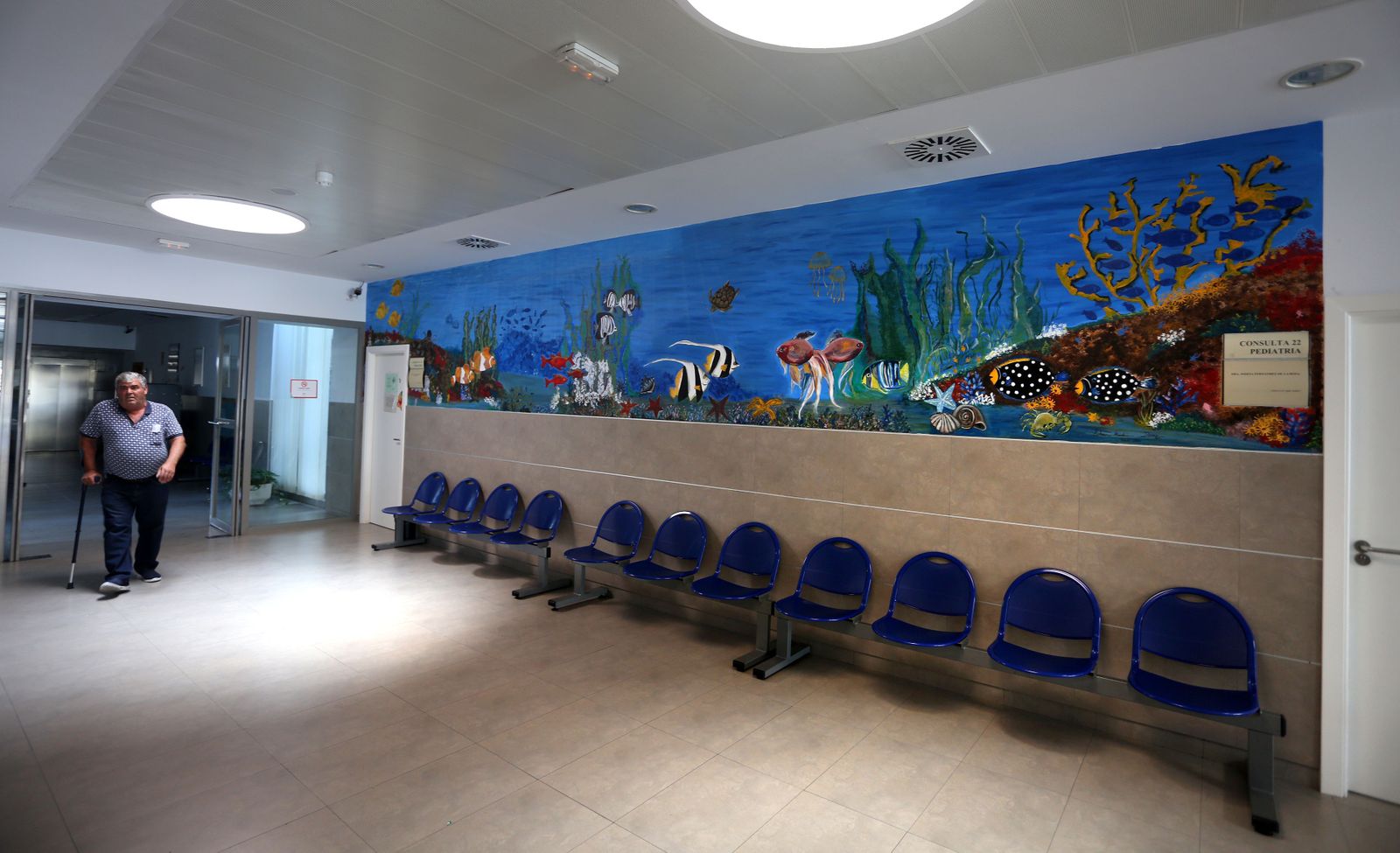 1. Resultado final del mural realizado en la sala de espera de la zona de Pediatría y que promete tener continuidad. 2. Las sanitarias Lola González y María Ferrer en uno de los momentos en los que estaban en plena faena. 3. Mural que decora la consulta de vacunas y que se hizo hace tres años. 4. Algunos de los detalles del mural.