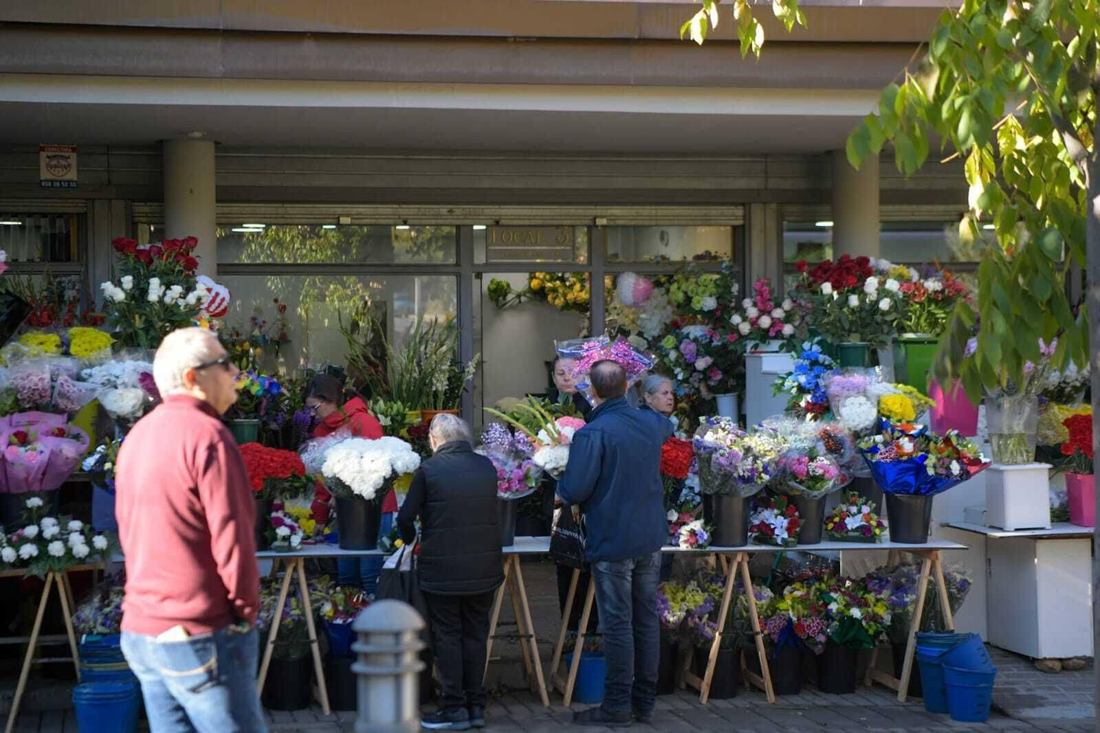 Las imágenes del Día de Todos los Santos en el cementerio de Granada