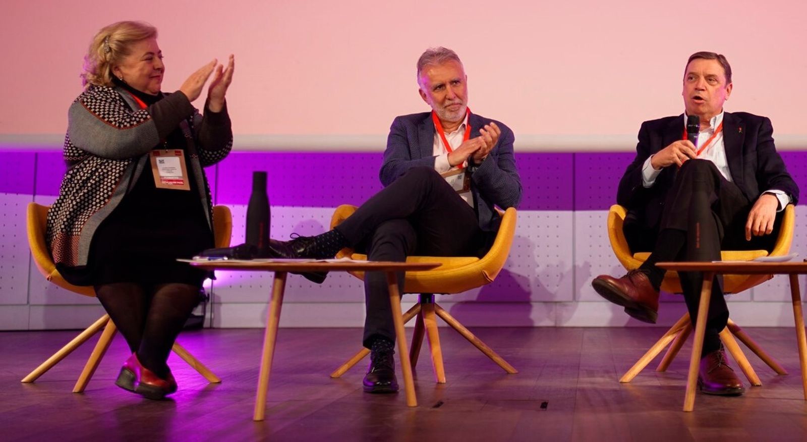 La eurodiputada del PSOE Clara Aguilera y el ministro Luis Planas, en los extremos, junto al también ministro Ángel Víctor Torres.