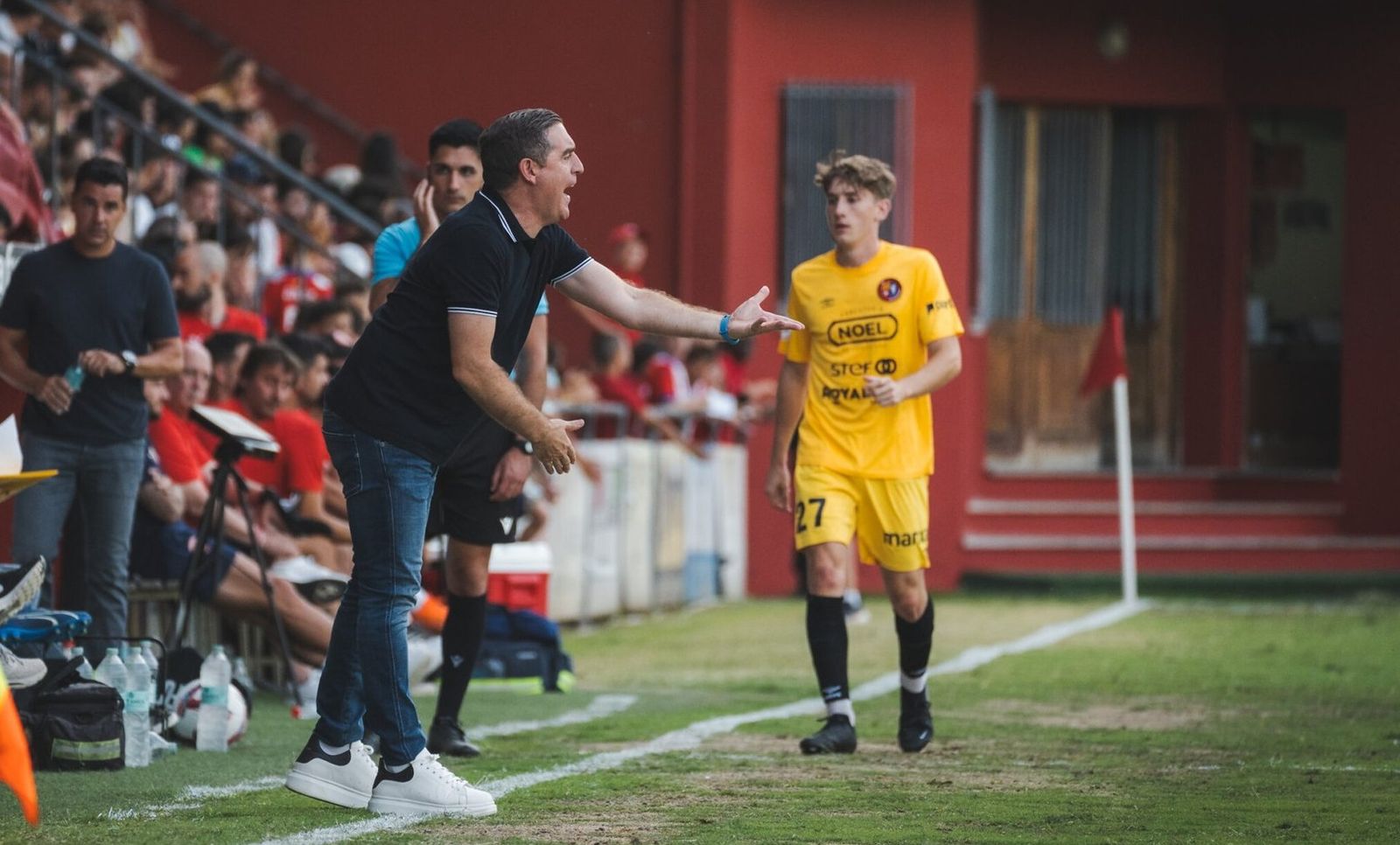 Pedro Dólera da órdenes durante un partido del Olot.