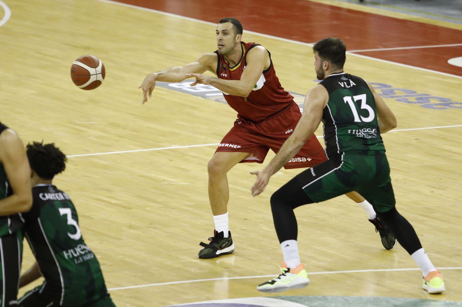 Alejandro Bortolussi da un pase a un compañero en el choque de la primera jornada ante Huesca.