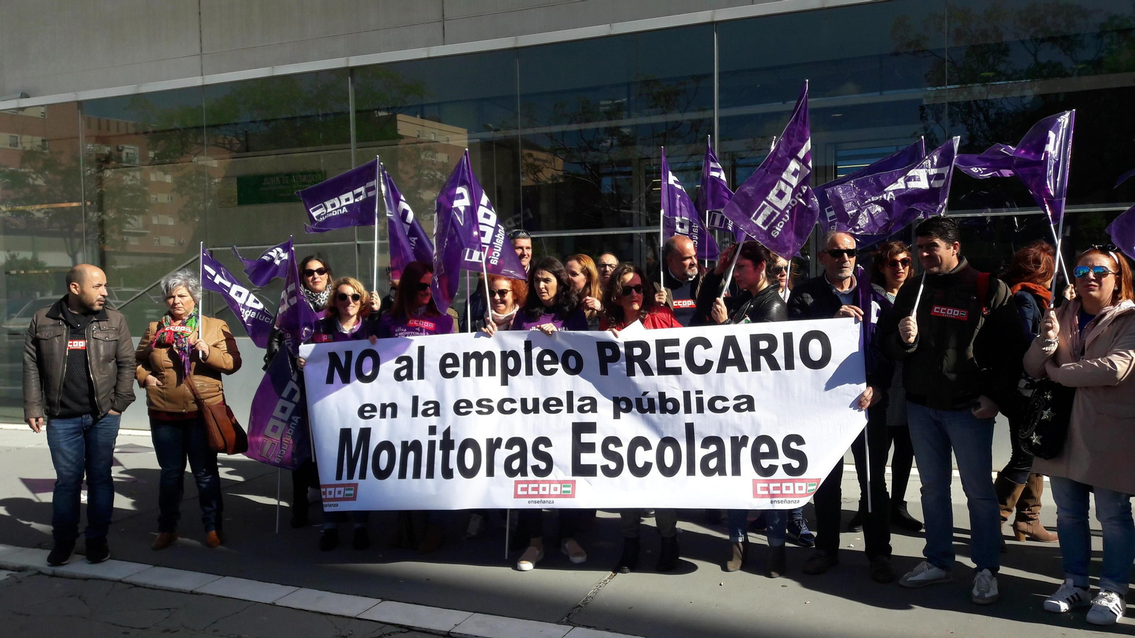 Concentración de las monitoras escolares en la puerta de la Delegación de Educación, ayer.