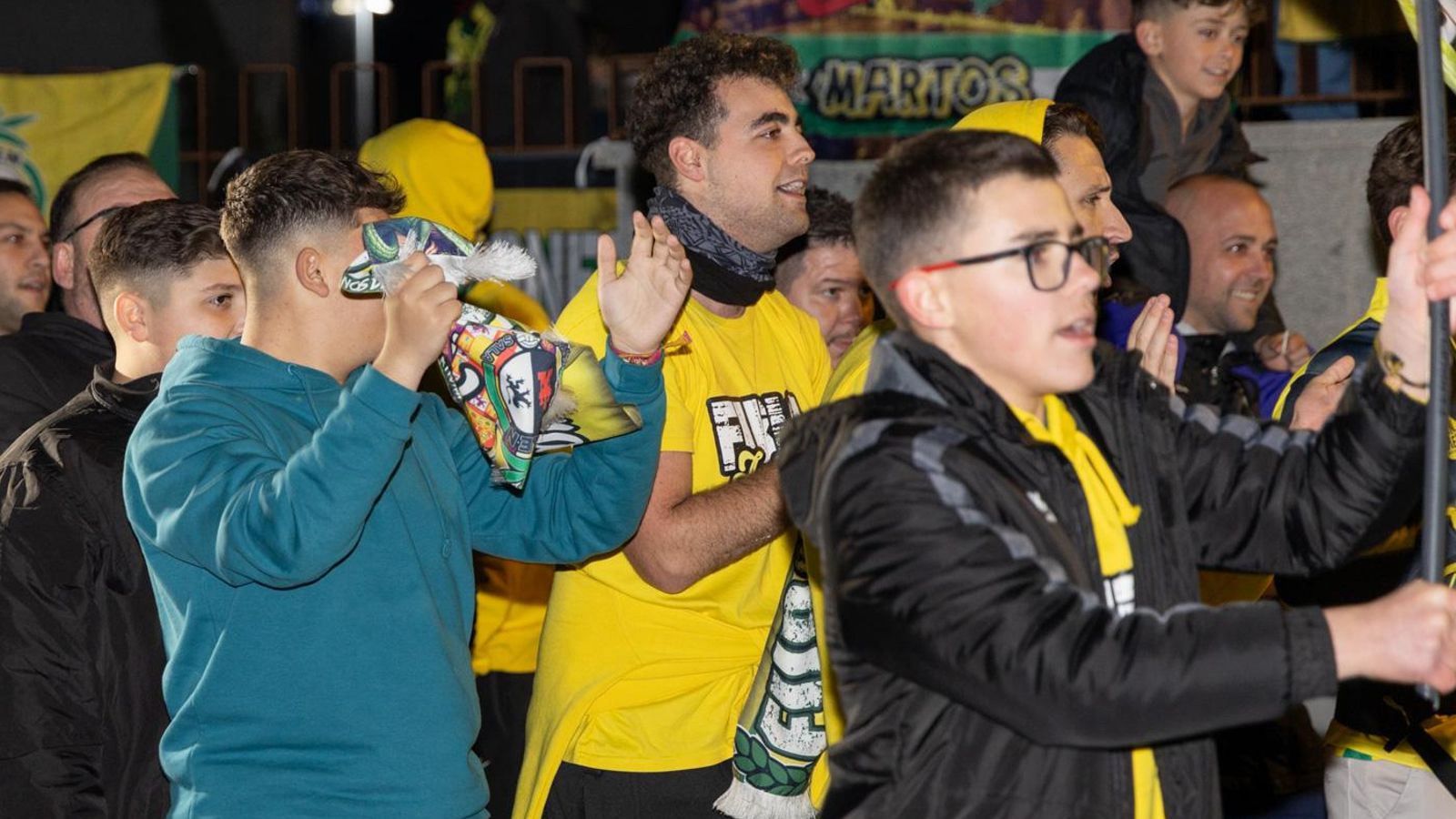 En imágenes: la Marea Amarilla alienta al Jaén Paraíso Interior FS antes de poner rumbo a la Copa de España