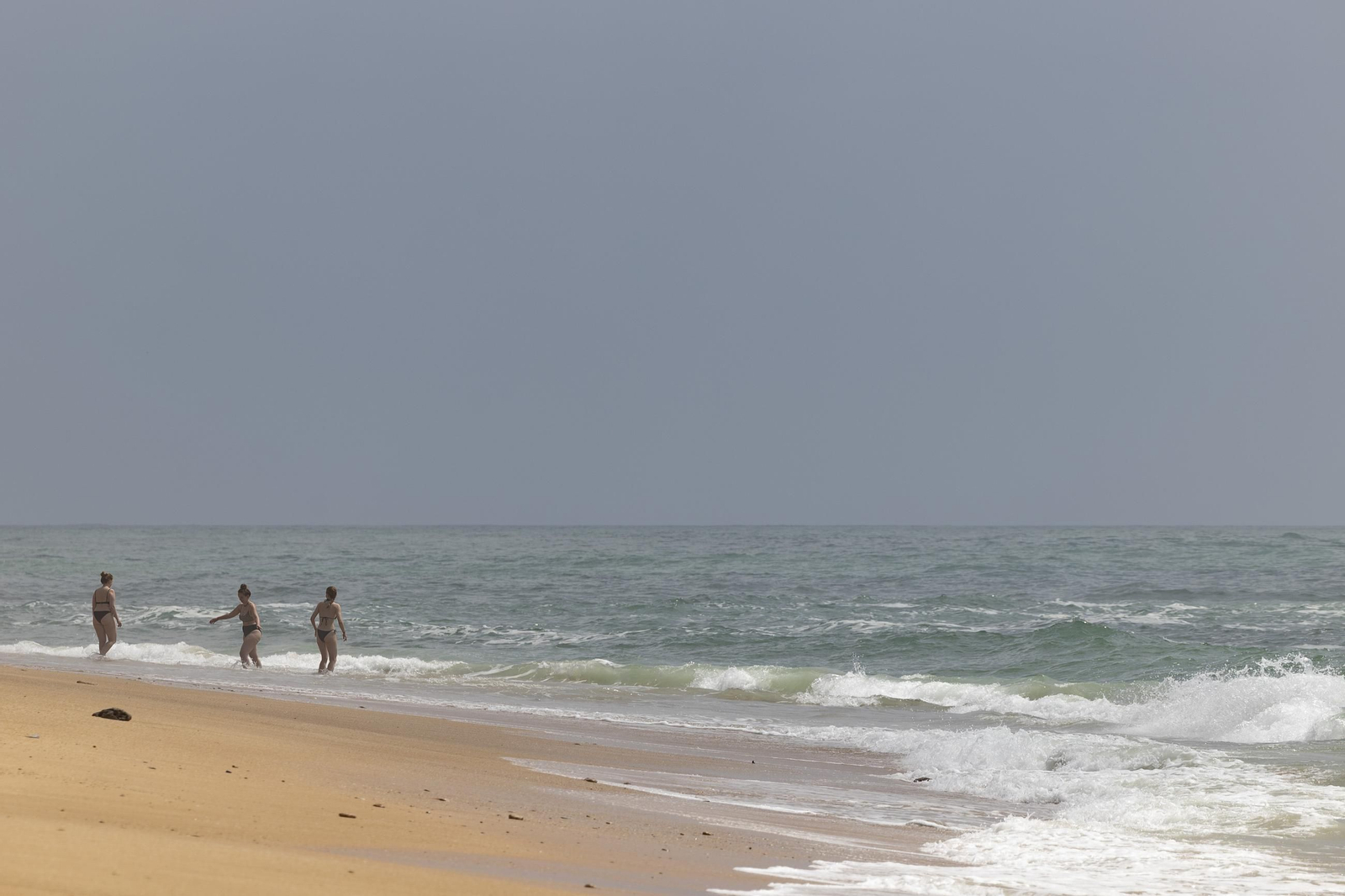 Las imágenes de la playa de los Caños tras el fuerte oleaje