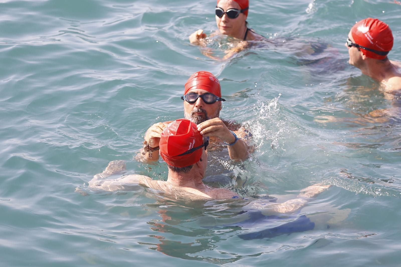 La travesía a nado del puerto de Málaga, en imágenes