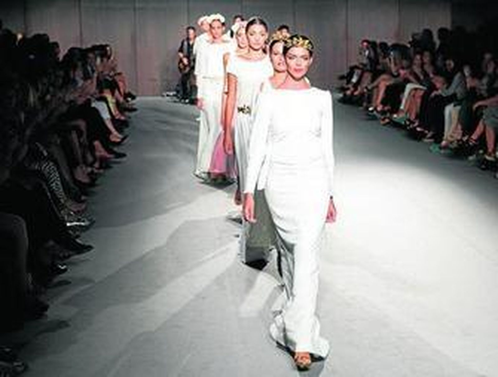 1. Panambi mostró su nueva colección. 2. Desfile de moda infantil de Mar y sus Volantes. 3 y 6. Diseños de LulúCancán. 4. Modelos exhiben la colección de Inma Linares. 5. Modelos posan al finalizar el desfile de Agatha Ruiz de la Prada.