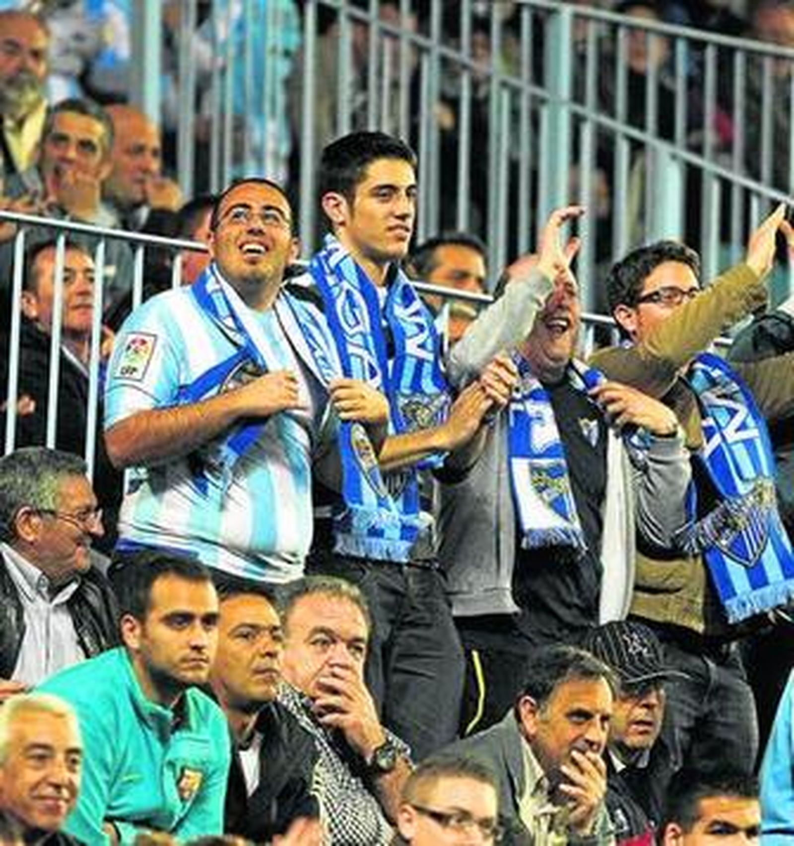Socios en una de las gradas de La Rosaleda.