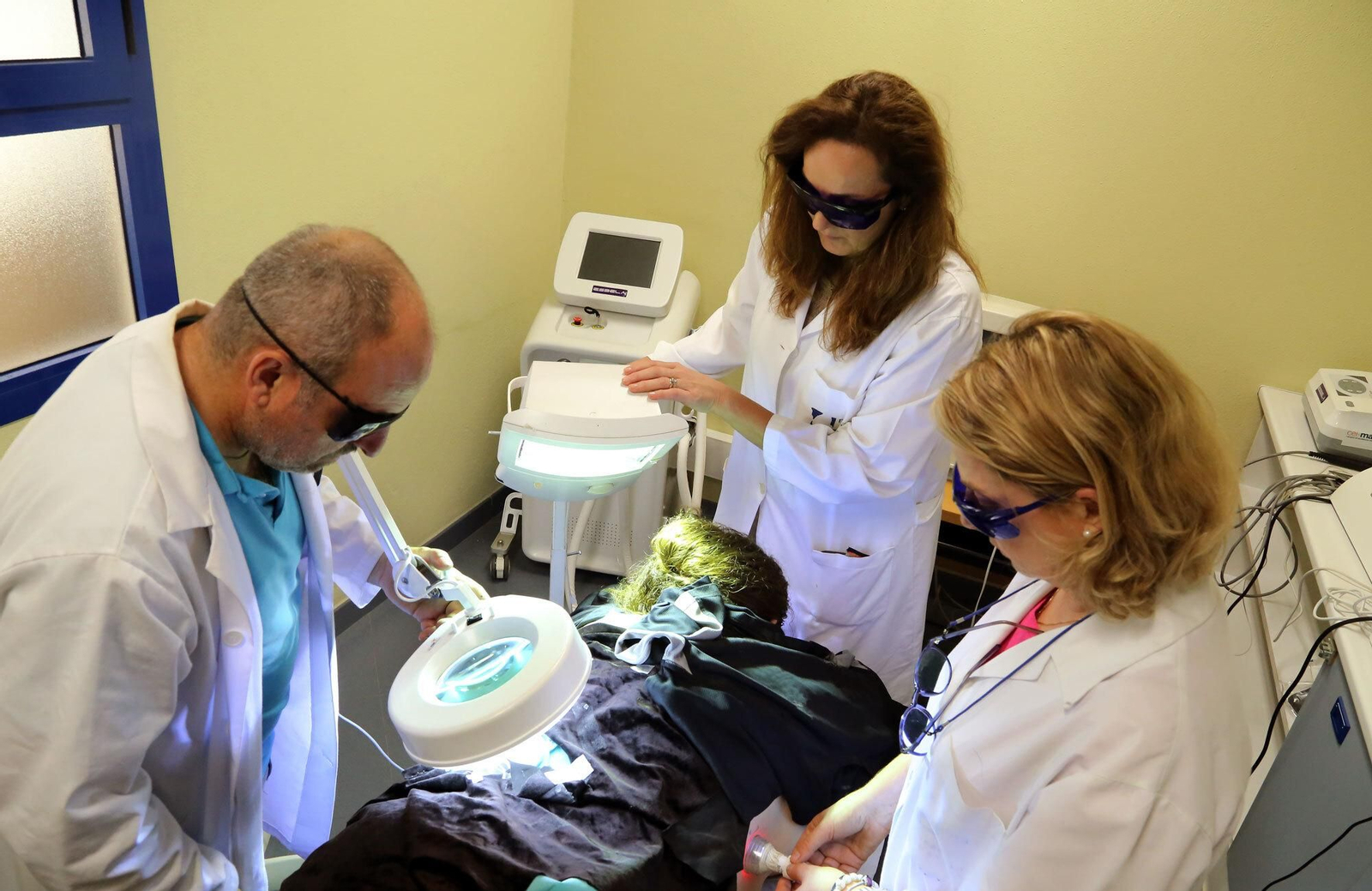 Investigadores durante las pruebas con distintas luces en la piel.