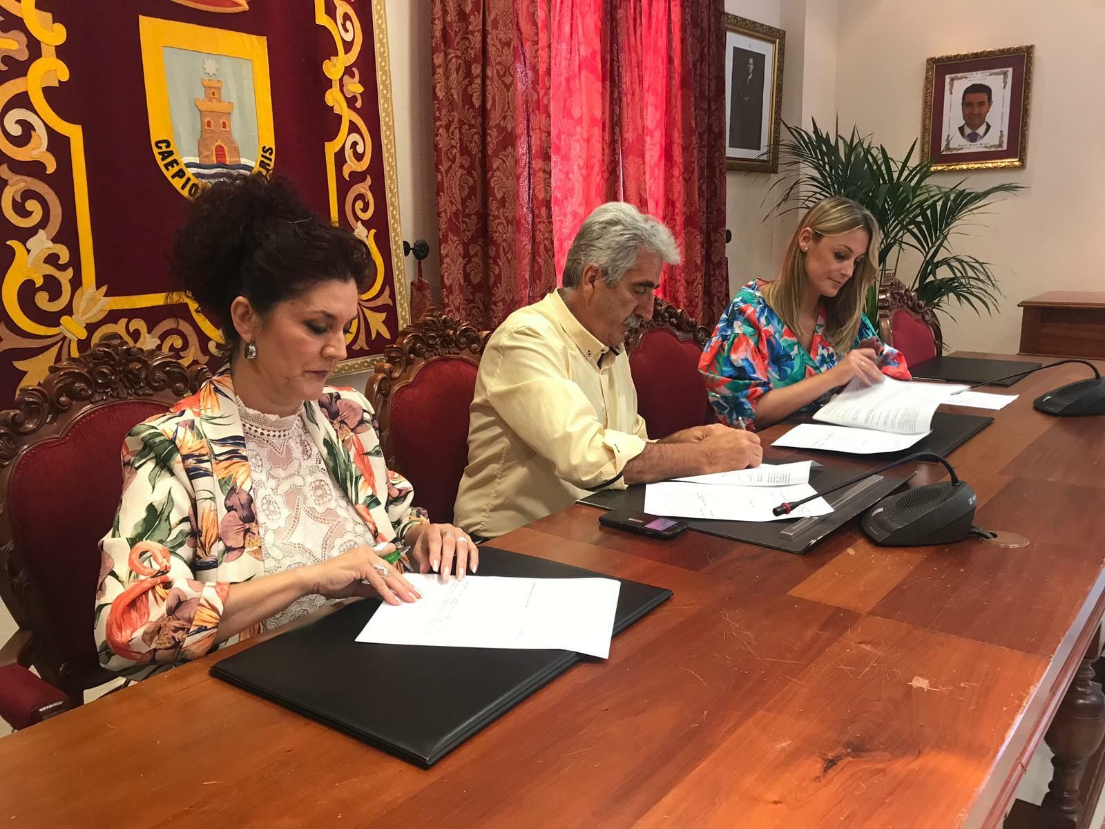 Aparcero firma con PSOE e IU el acuerdo de gobierno en Chipiona