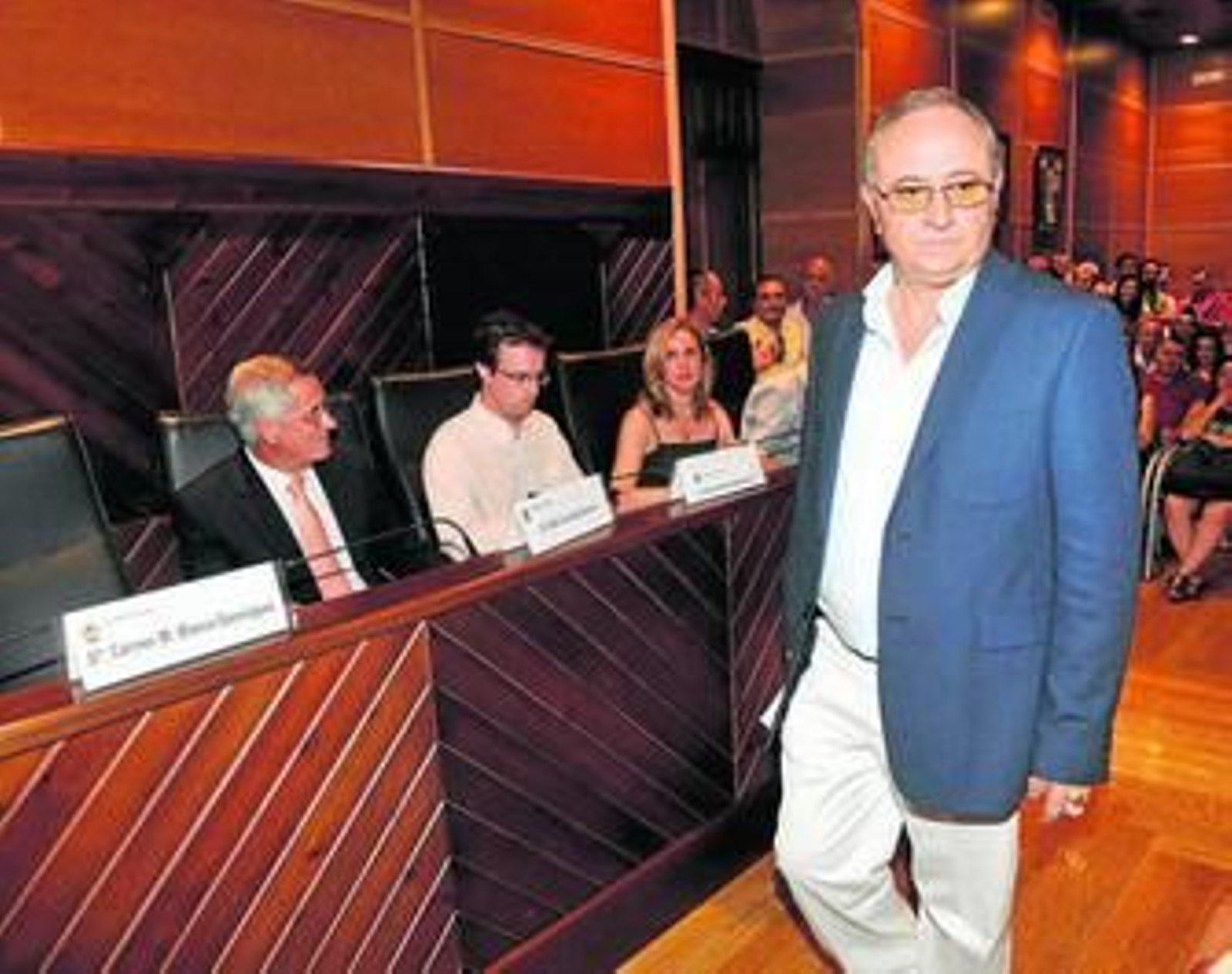 Baldomero García entra en el Pleno sin mirar a su primo y nuevo alcalde, Pablo Carrillo.