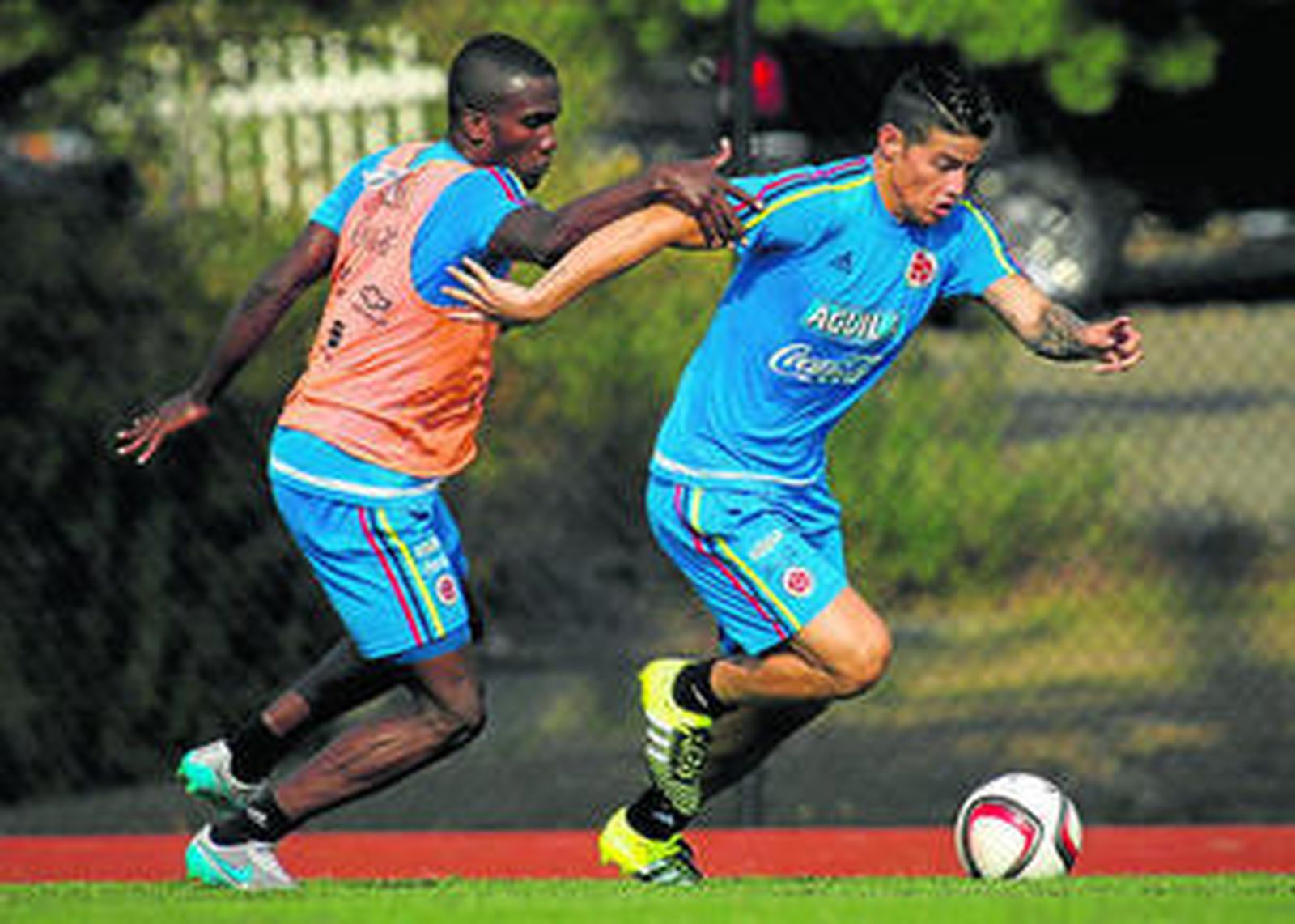 James Rodríguez y Eder Balanta, durante un entrenamiento para preparar el amistoso contra Perú.