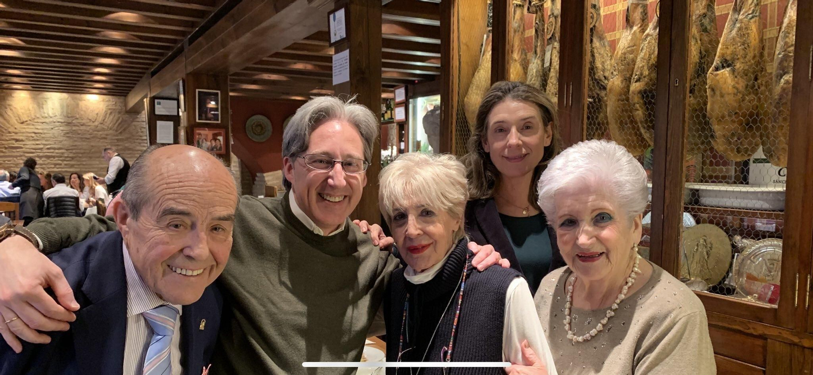 Juan Robles recibe en su casa a Concha Velasco en presencia de su esposa. Francisca Cruzado, su hijo Pedro y su nuera May (marzo de 2019)