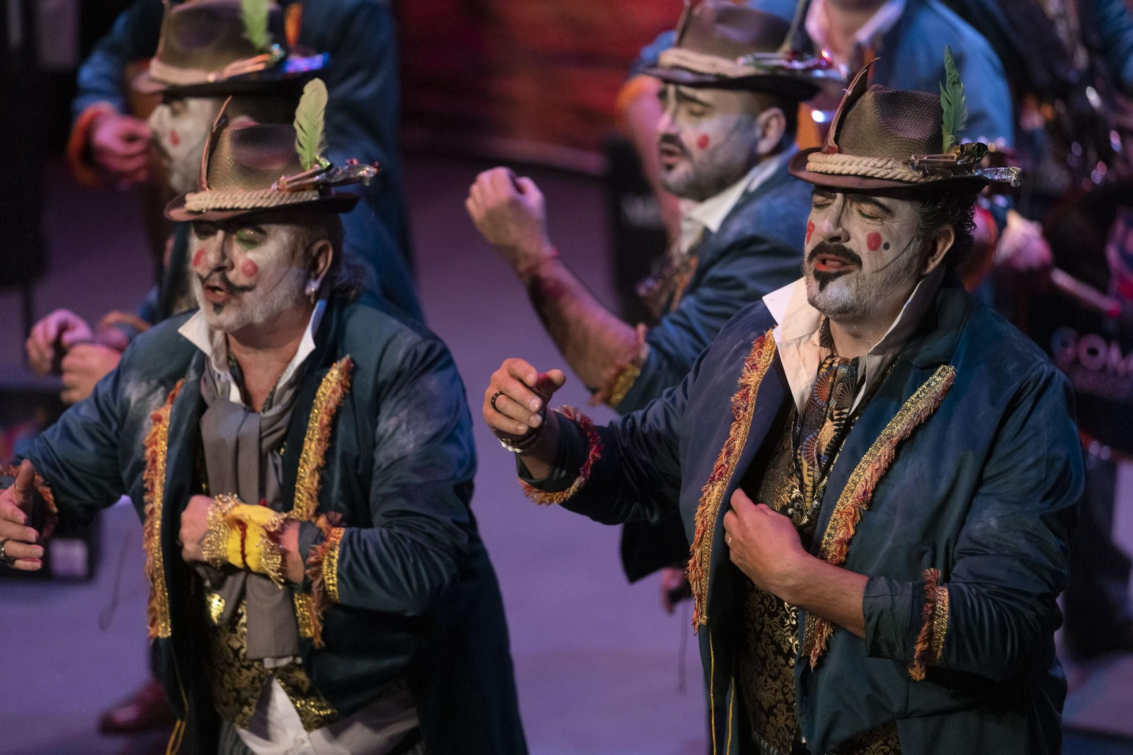 Imágenes de la actuación de la comparsa de Dos Hermanas ‘El teatro’ en el Carnaval Colombino