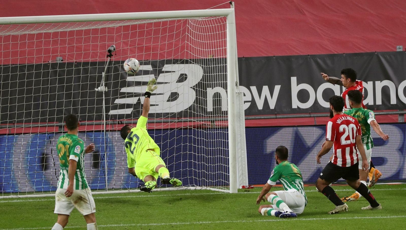 Capa cabecea con toda las facilidades para anotar el segundo del Athletic.